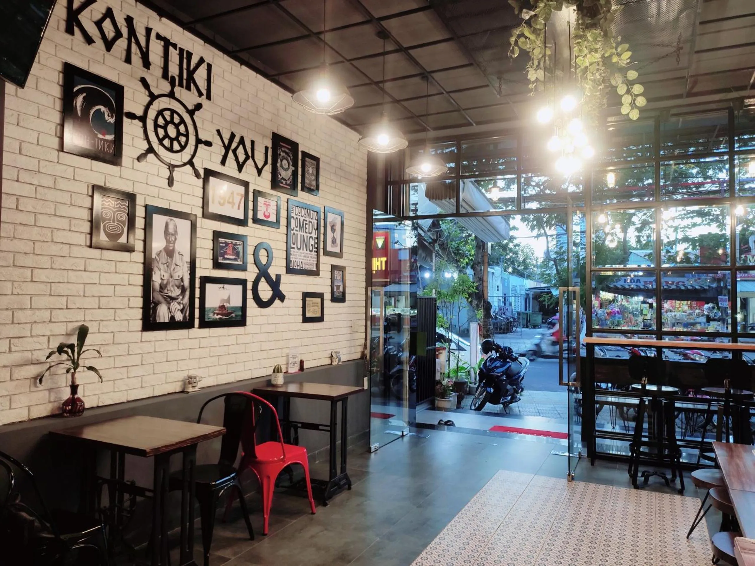 Communal lounge/ TV room in Kon-Tiki DaNang Hostel