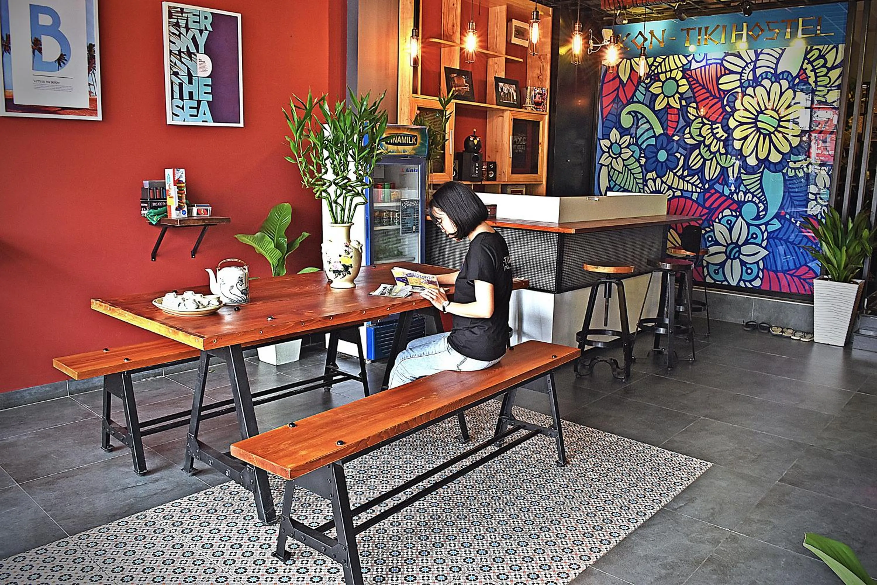 Communal lounge/ TV room in Kon-Tiki DaNang Hostel