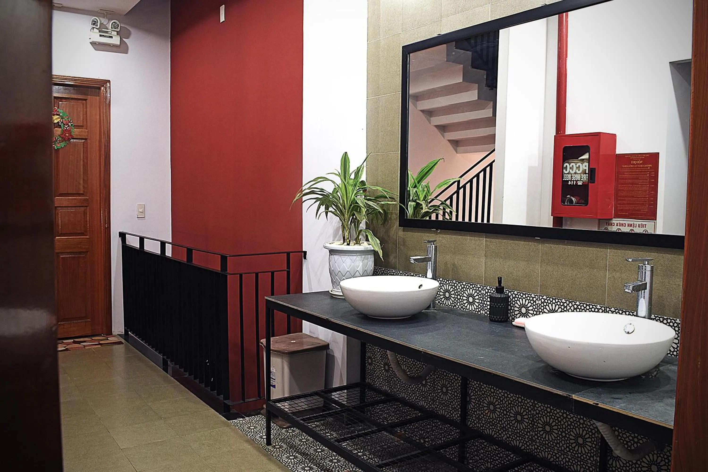 Toilet in Kon-Tiki DaNang Hostel