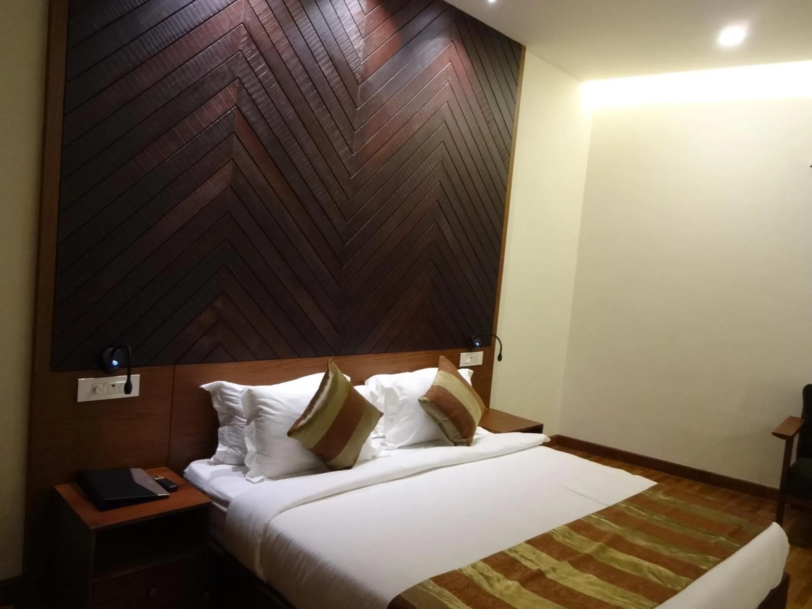 Bedroom, Bed in Woodies Bleisure Hotel