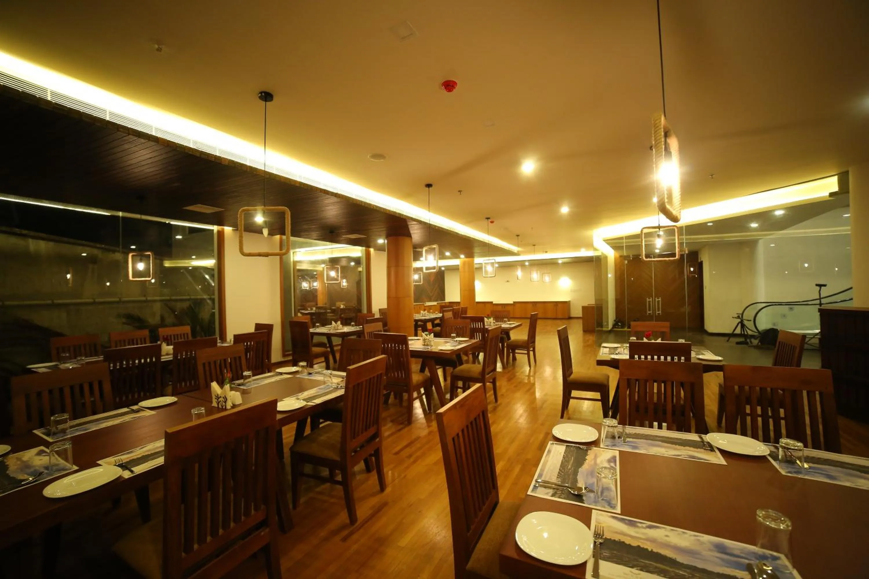 Restaurant/places to eat in Woodies Bleisure Hotel