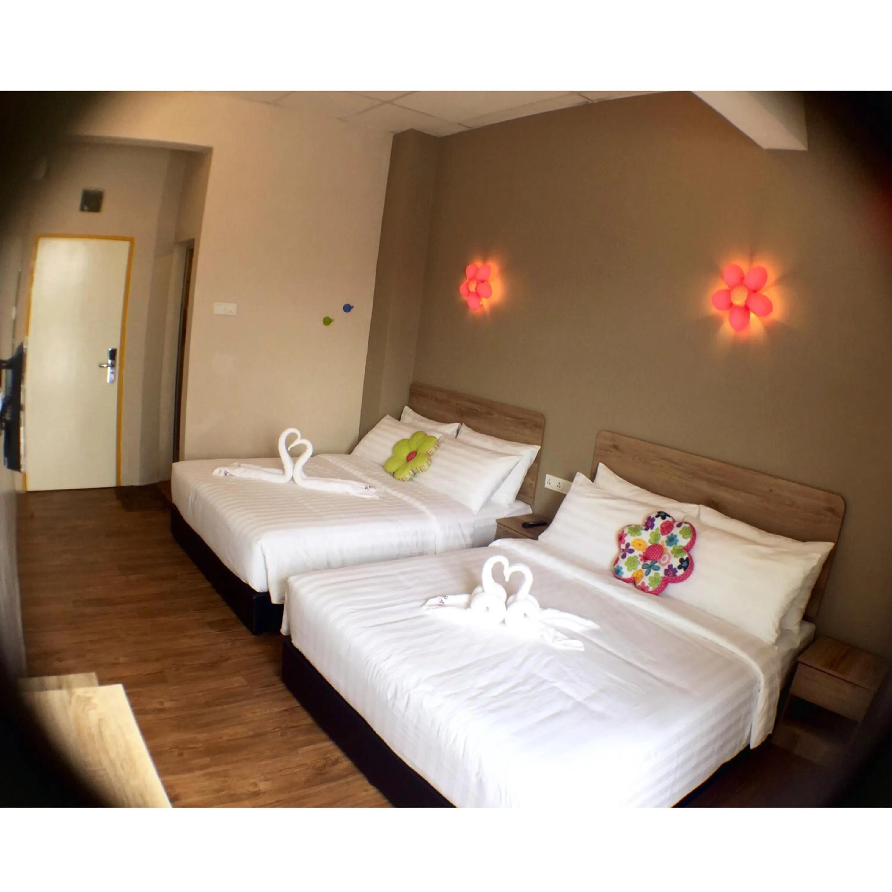 Shower, Bed in Hotel Flora Plus