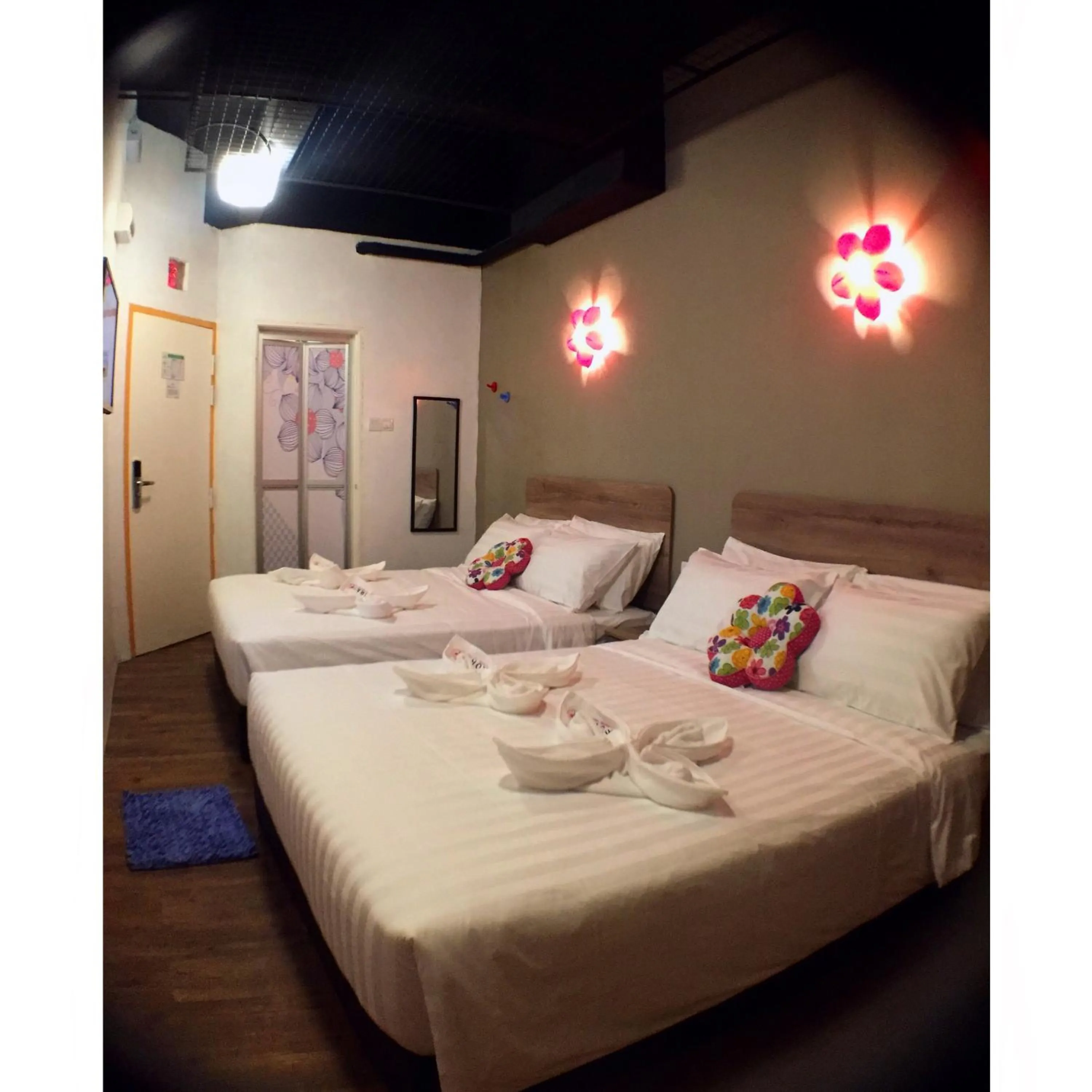 Bathroom, Bed in Hotel Flora Plus