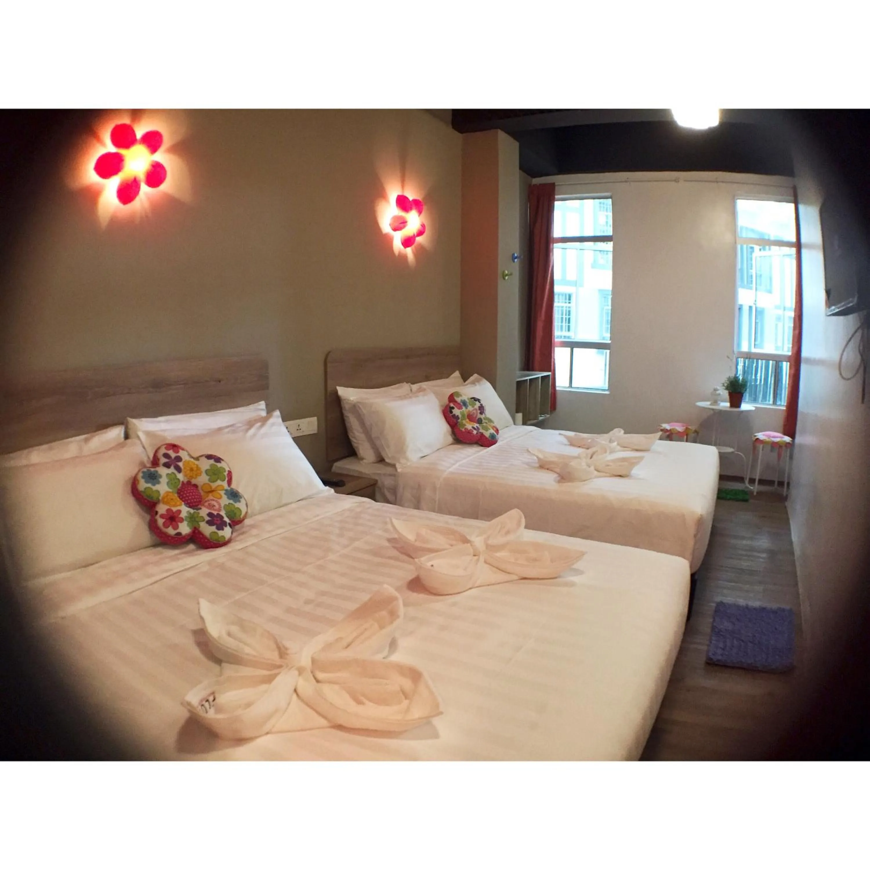 Shower, Bed in Hotel Flora Plus