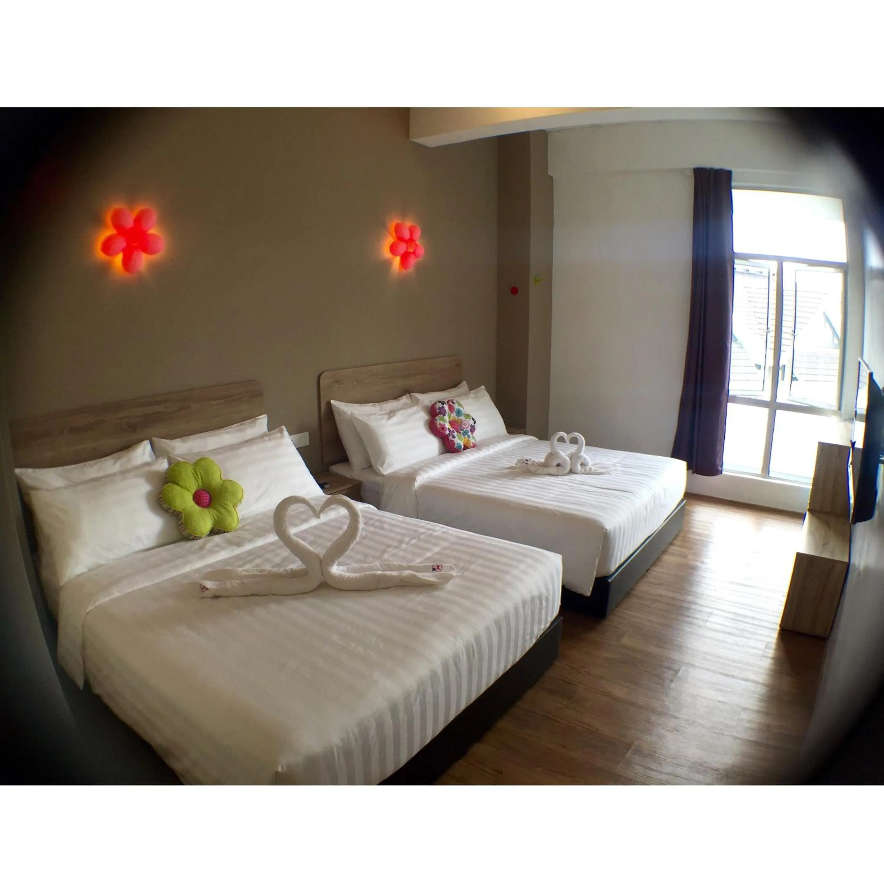 Bathroom, Bed in Hotel Flora Plus