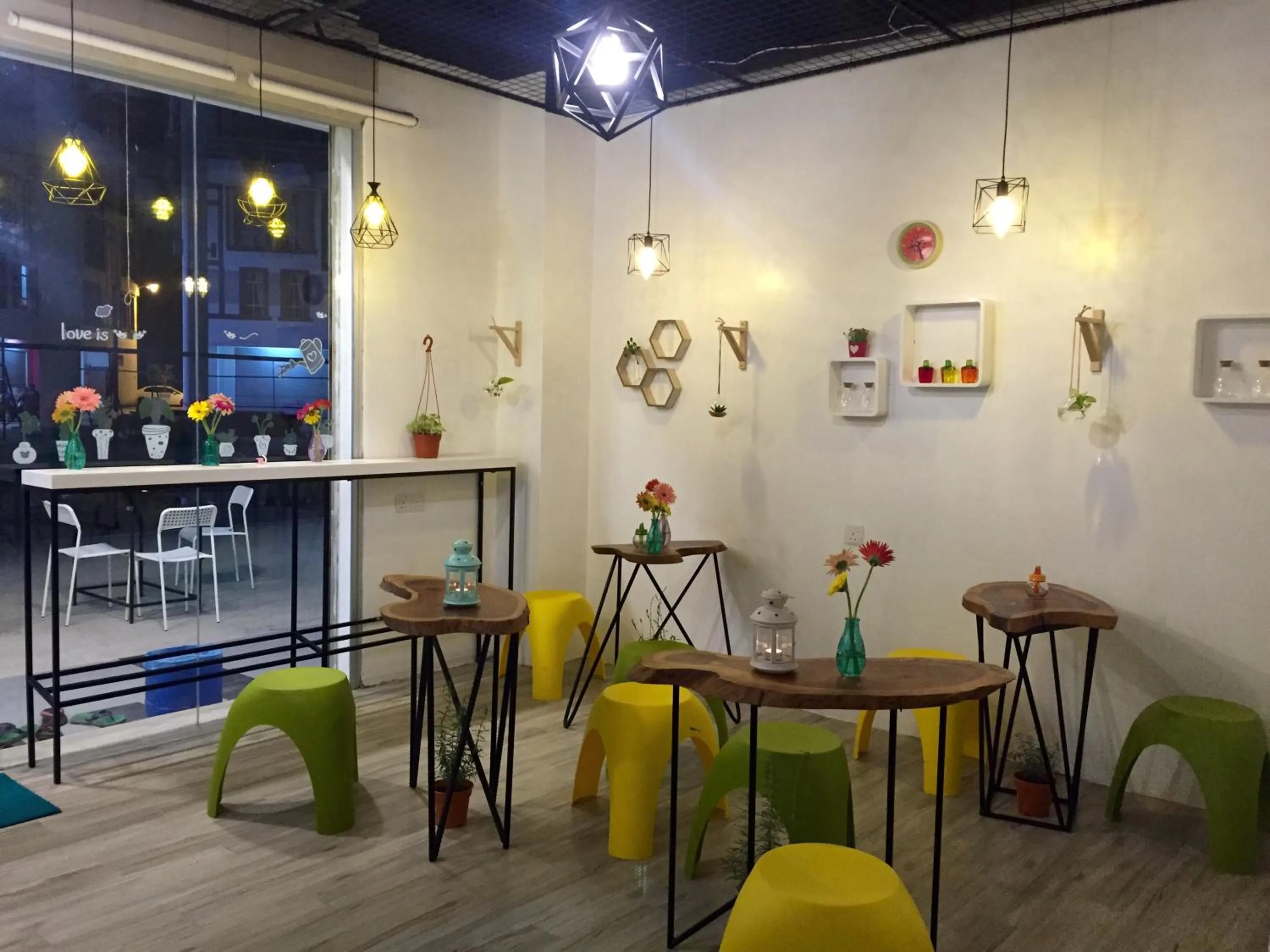 Communal lounge/ TV room in Hotel Flora Plus