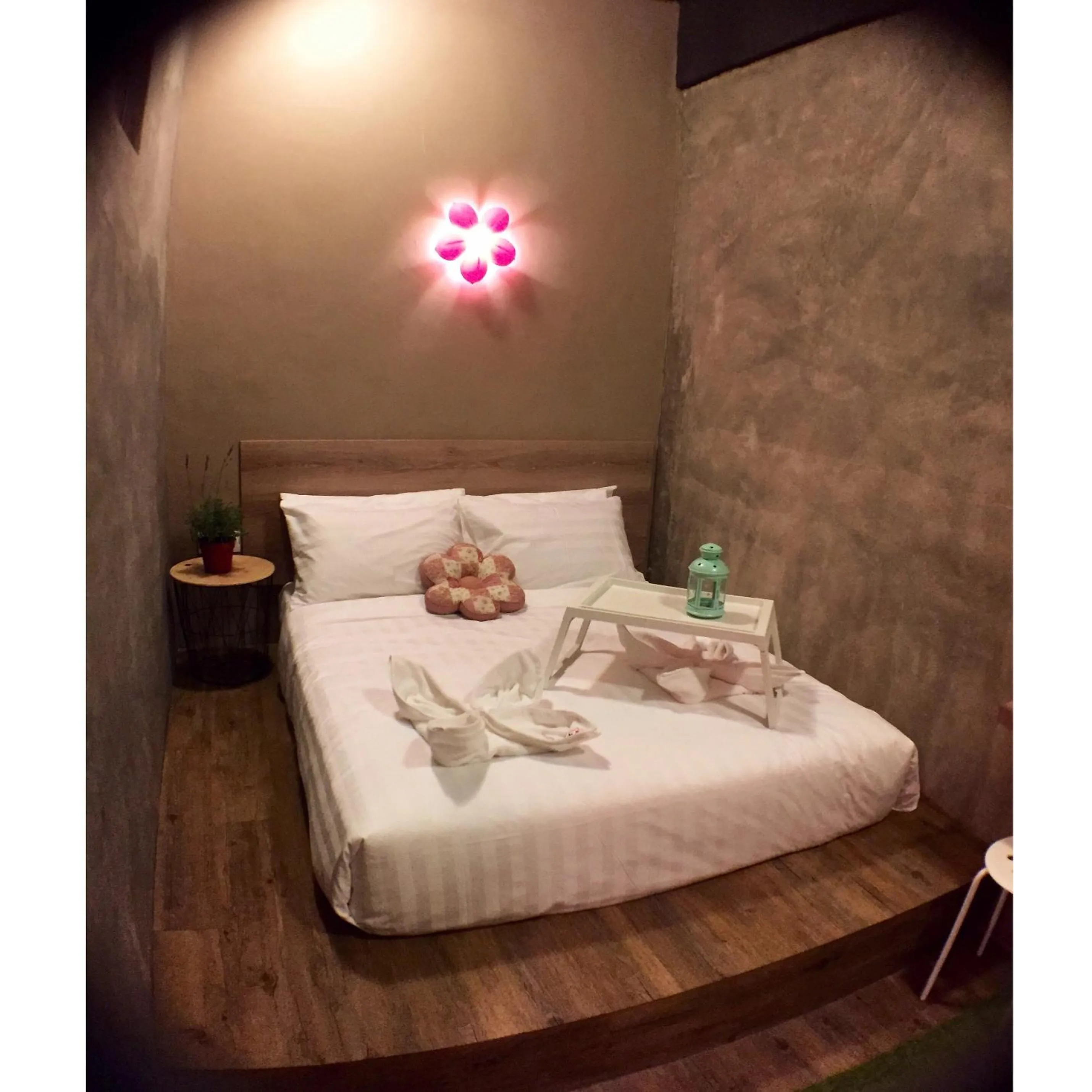 Bathroom, Bed in Hotel Flora Plus