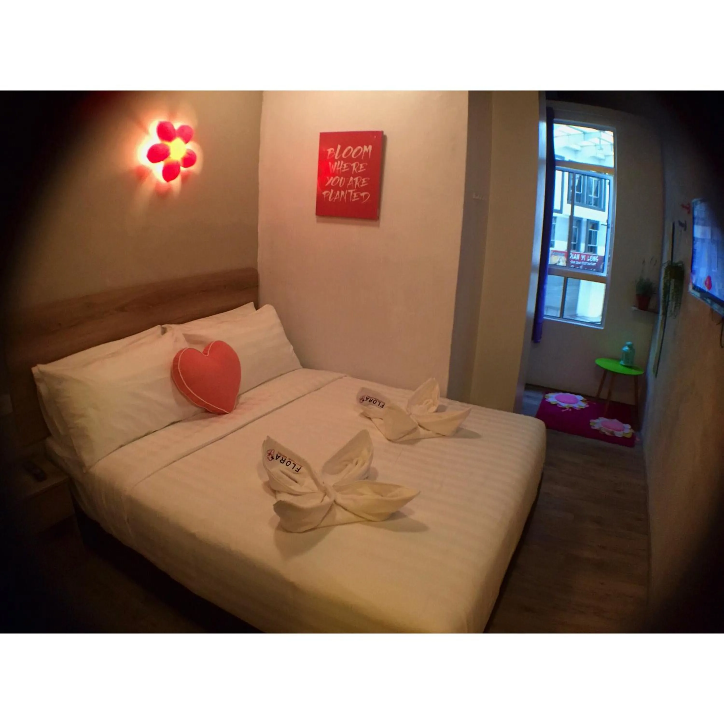 Bathroom, Bed in Hotel Flora Plus