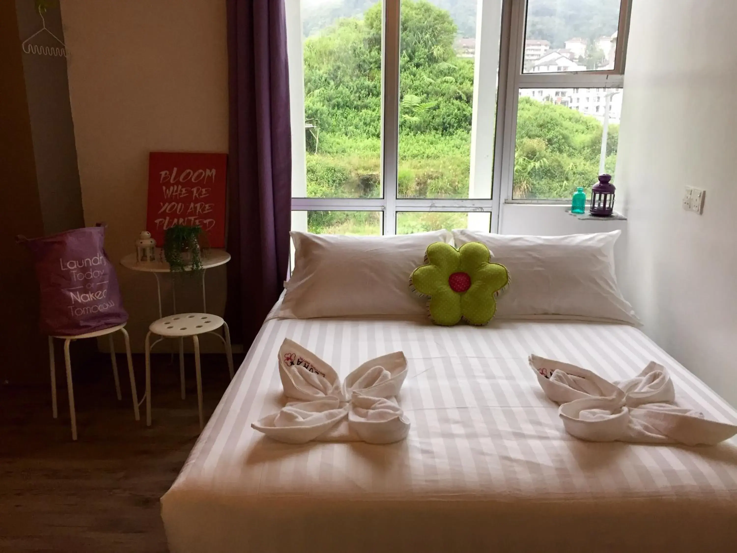 Shower, Bed in Hotel Flora Plus Shower, Bed in Hotel Flora Plus