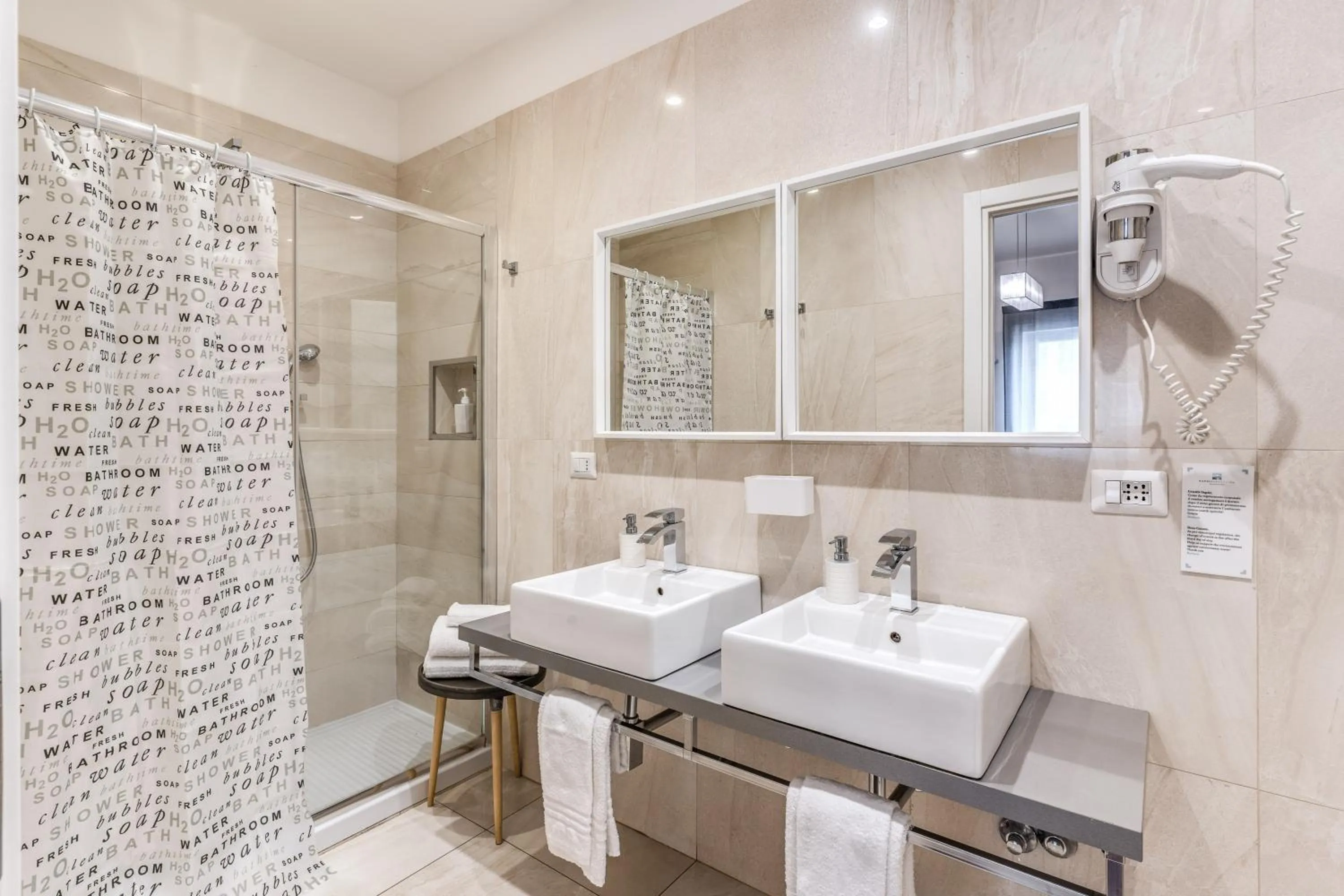 Shower in Napoli Great View B&B