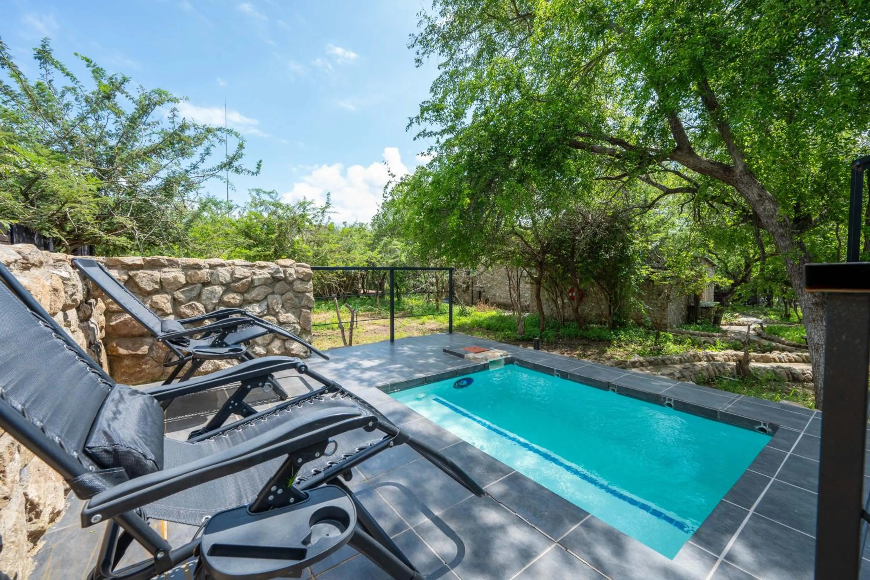 Foxy Crocodile Bush Lodge & Kruger Safaris