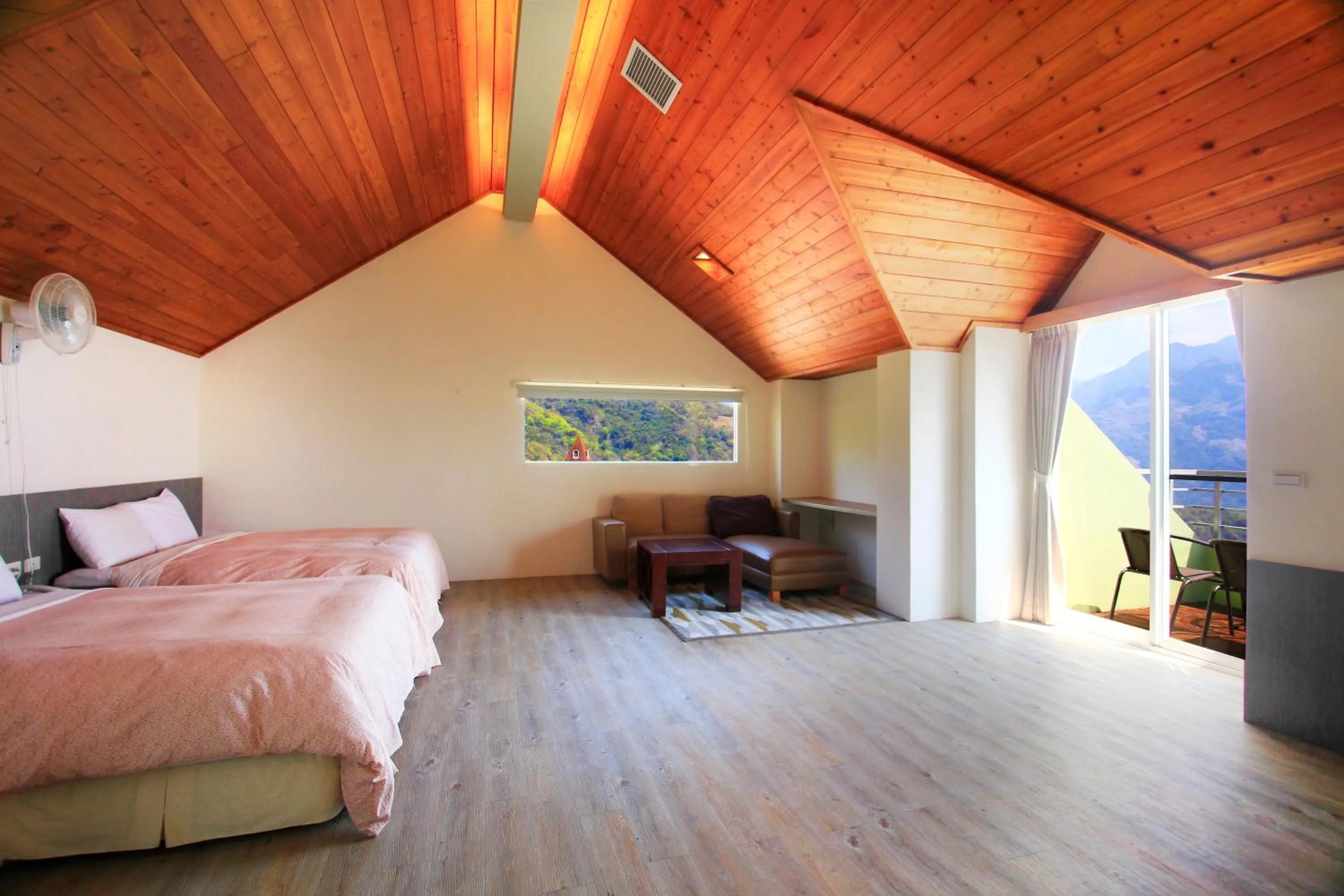 Photo of the whole room, Bed in Sunnydale B&B