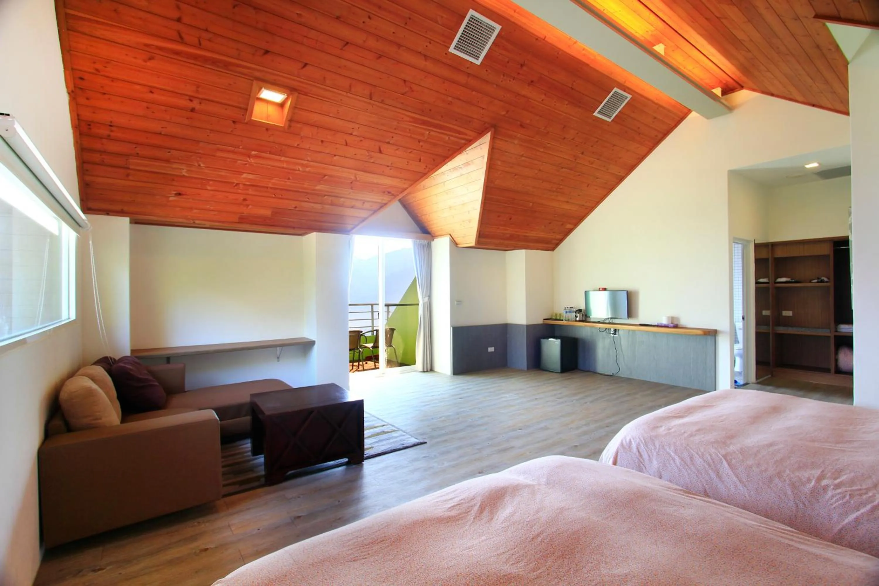 Photo of the whole room in Sunnydale B&B