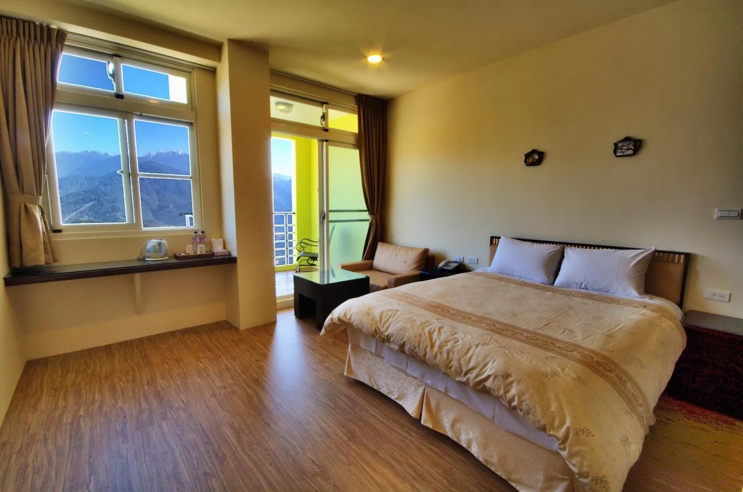 Photo of the whole room, Bed in Sunnydale B&B