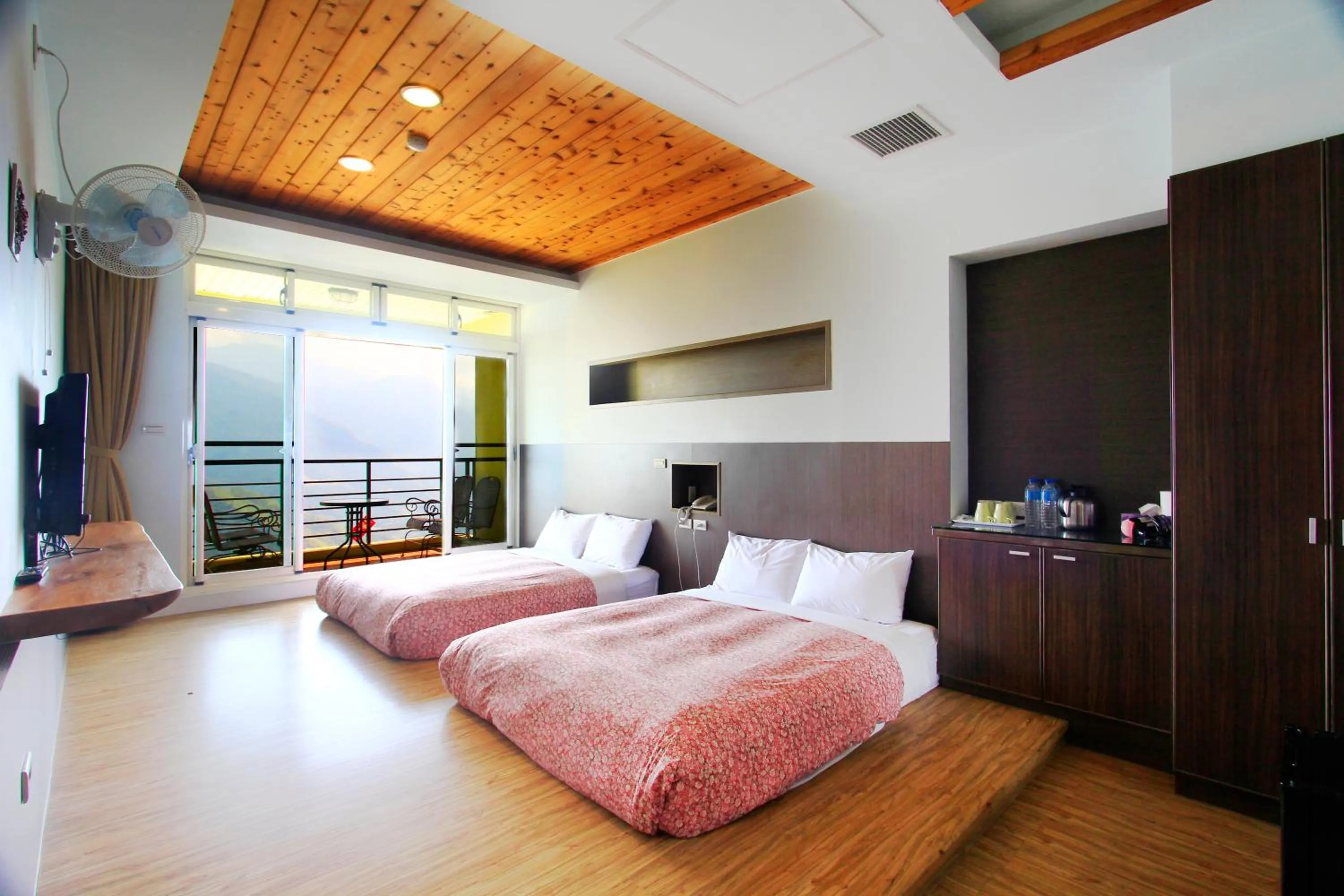 Photo of the whole room, Bed in Sunnydale B&B