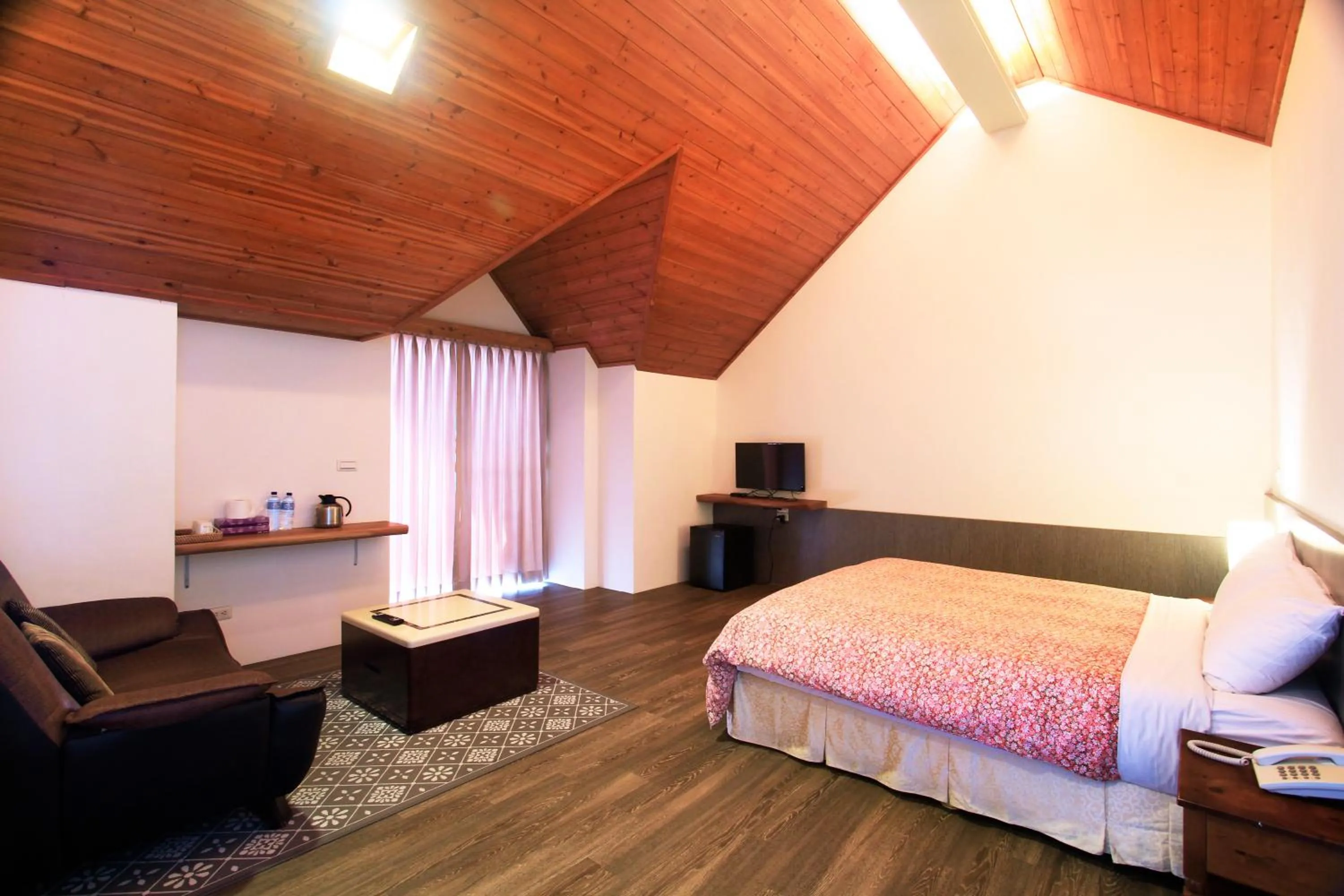 Photo of the whole room, Bed in Sunnydale B&B