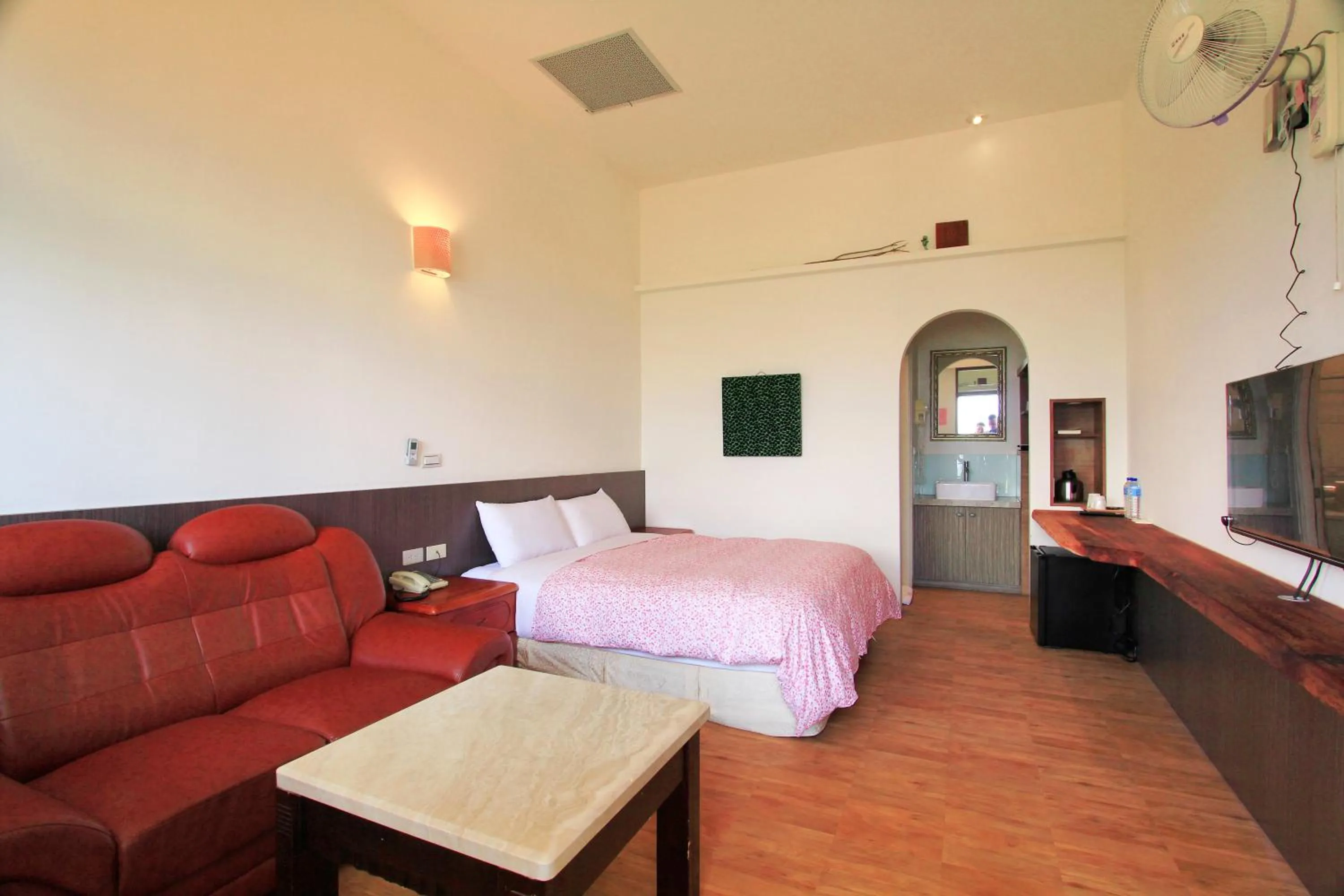 Photo of the whole room, Bed in Sunnydale B&B