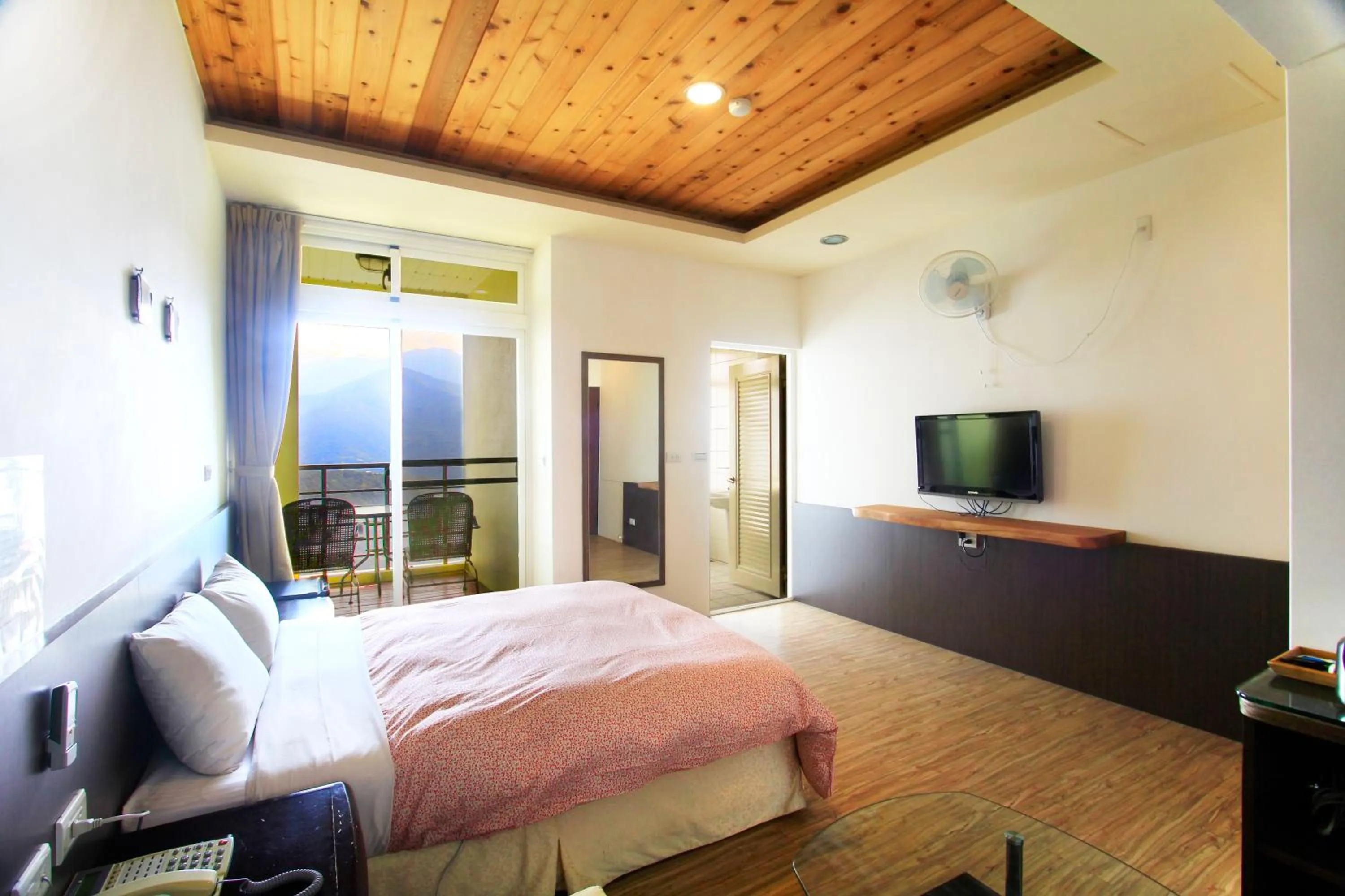 Photo of the whole room, Bed in Sunnydale B&B