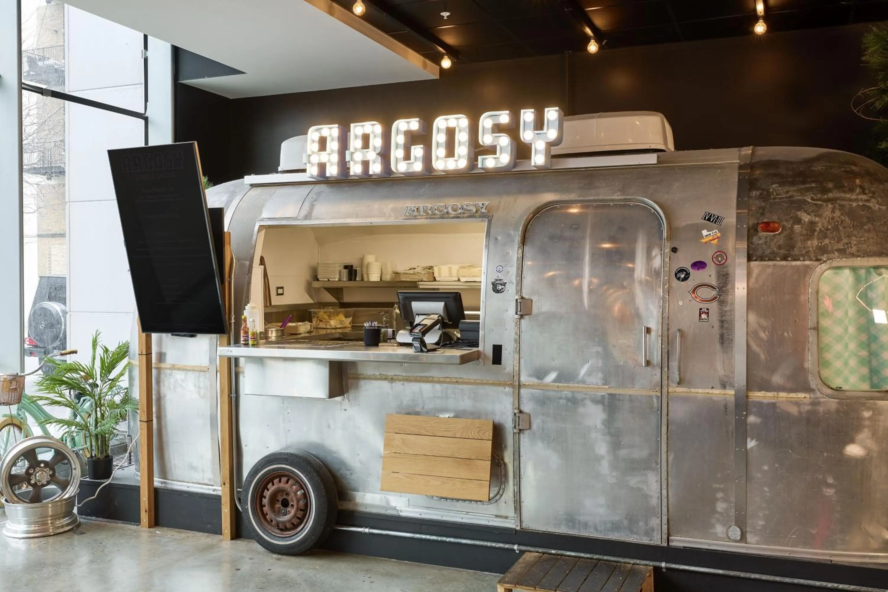 Restaurant/places to eat in Marriott Marquis Chicago