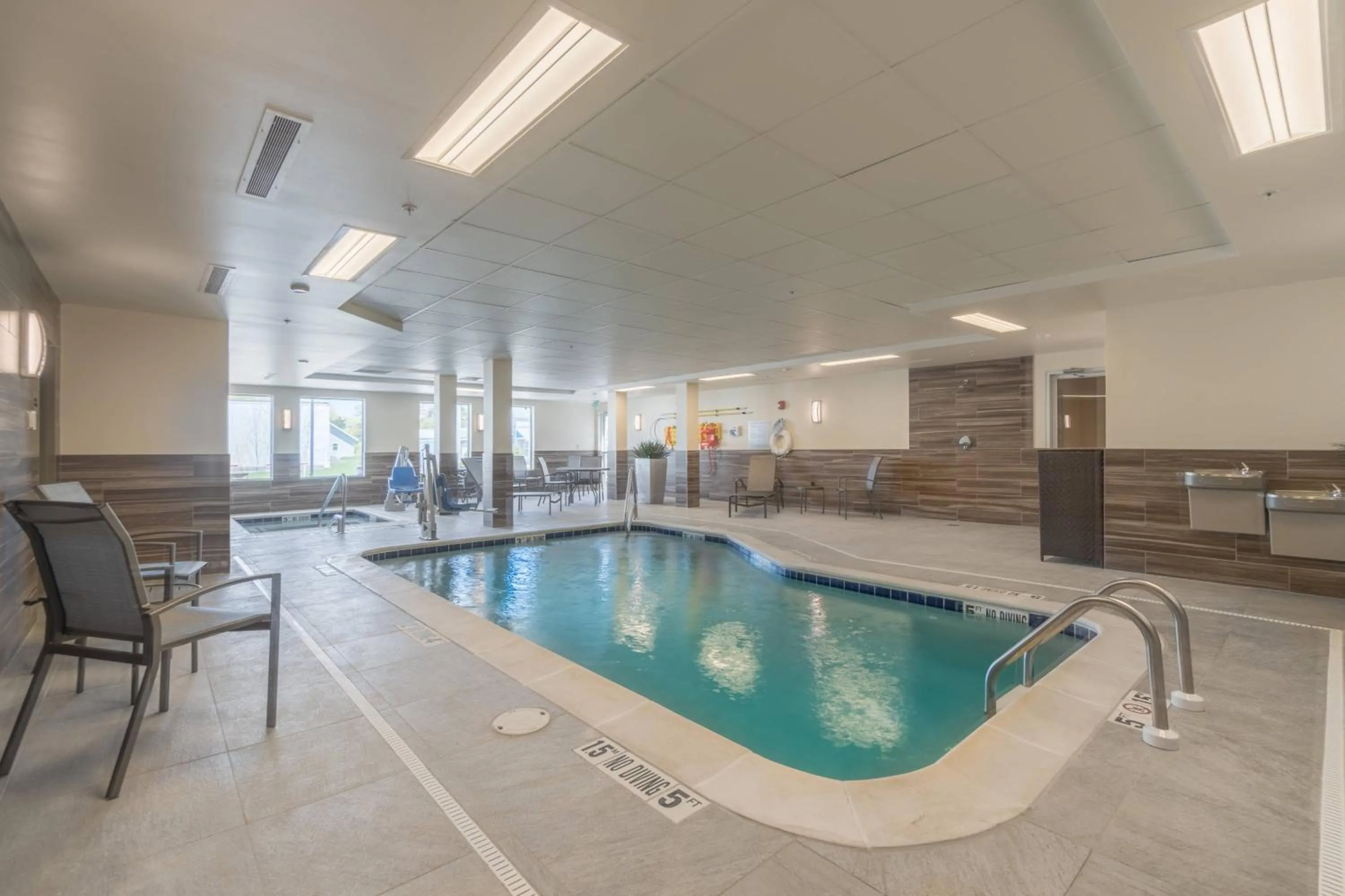 Swimming pool in Fairfield Inn & Suites by Marriott Gaylord