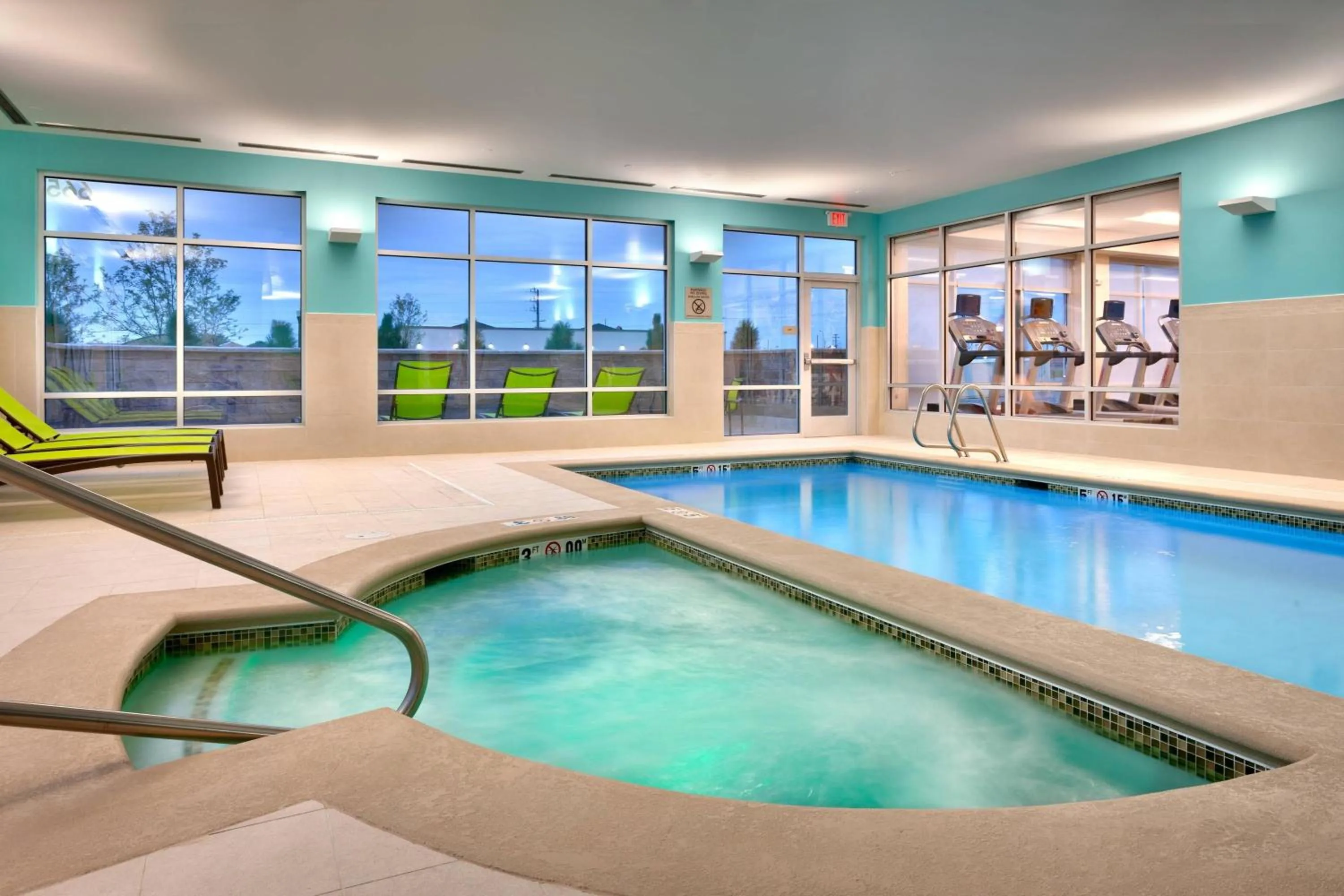 Swimming pool in SpringHill Suites by Marriott Idaho Falls