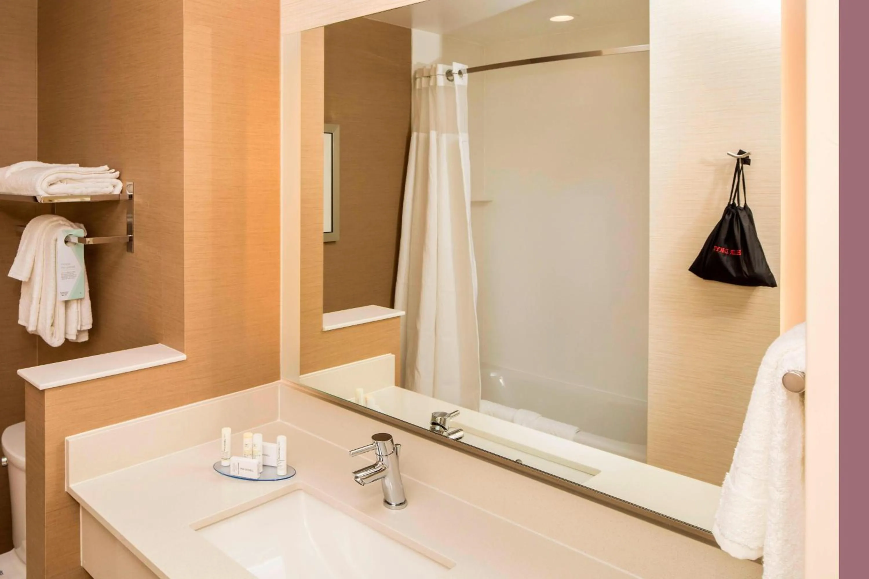 Bathroom in Fairfield Inn & Suites by Marriott Pittsburgh North/McCandless Crossing