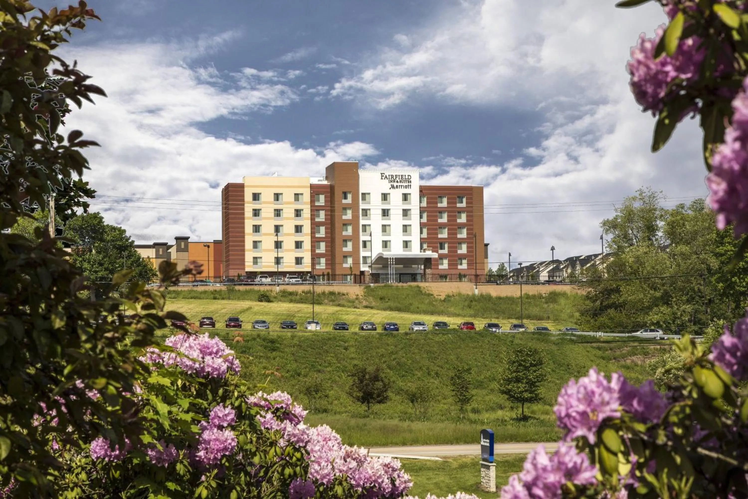 Property building in Fairfield Inn & Suites by Marriott Pittsburgh North/McCandless Crossing