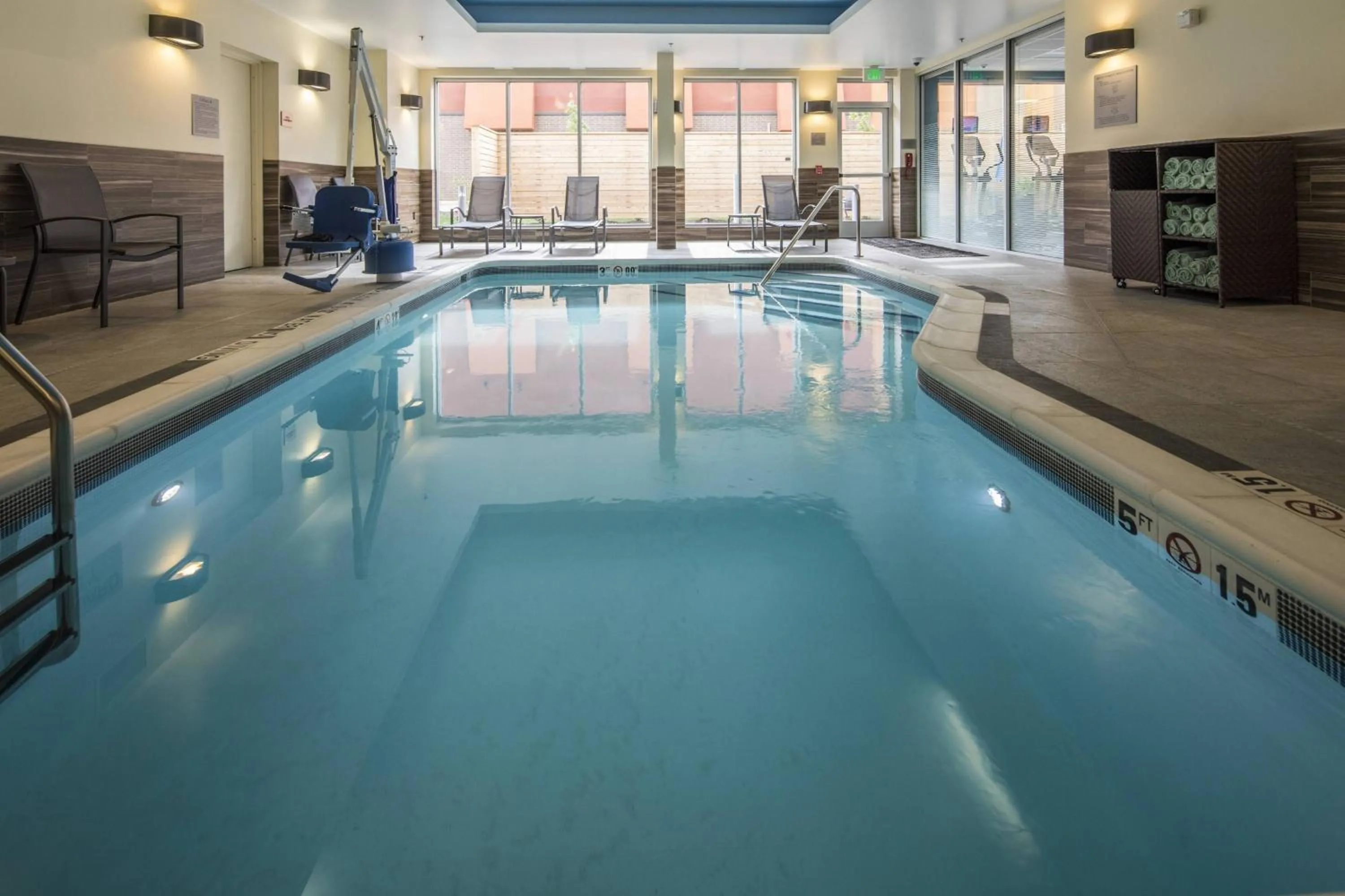 Swimming pool in Fairfield Inn & Suites by Marriott Pittsburgh North/McCandless Crossing