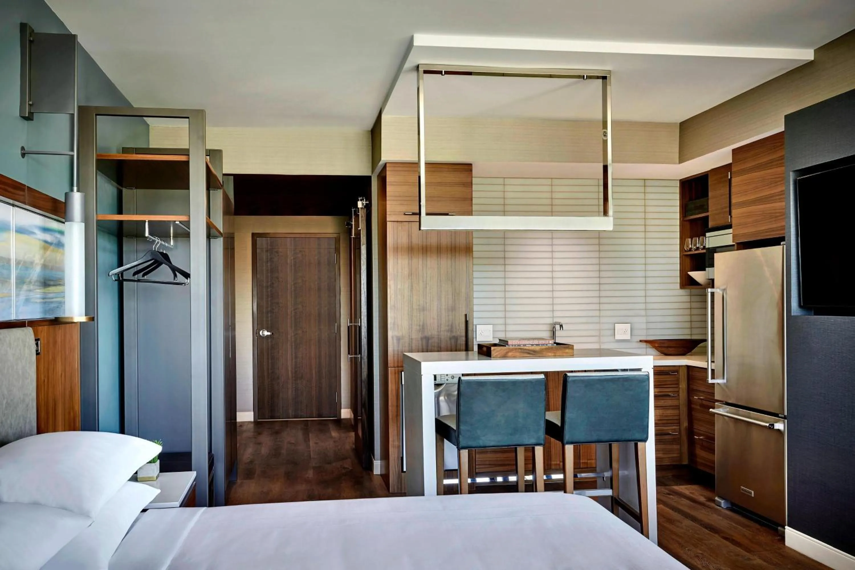 Kitchen or kitchenette, Bed in Marriott Irvine Spectrum