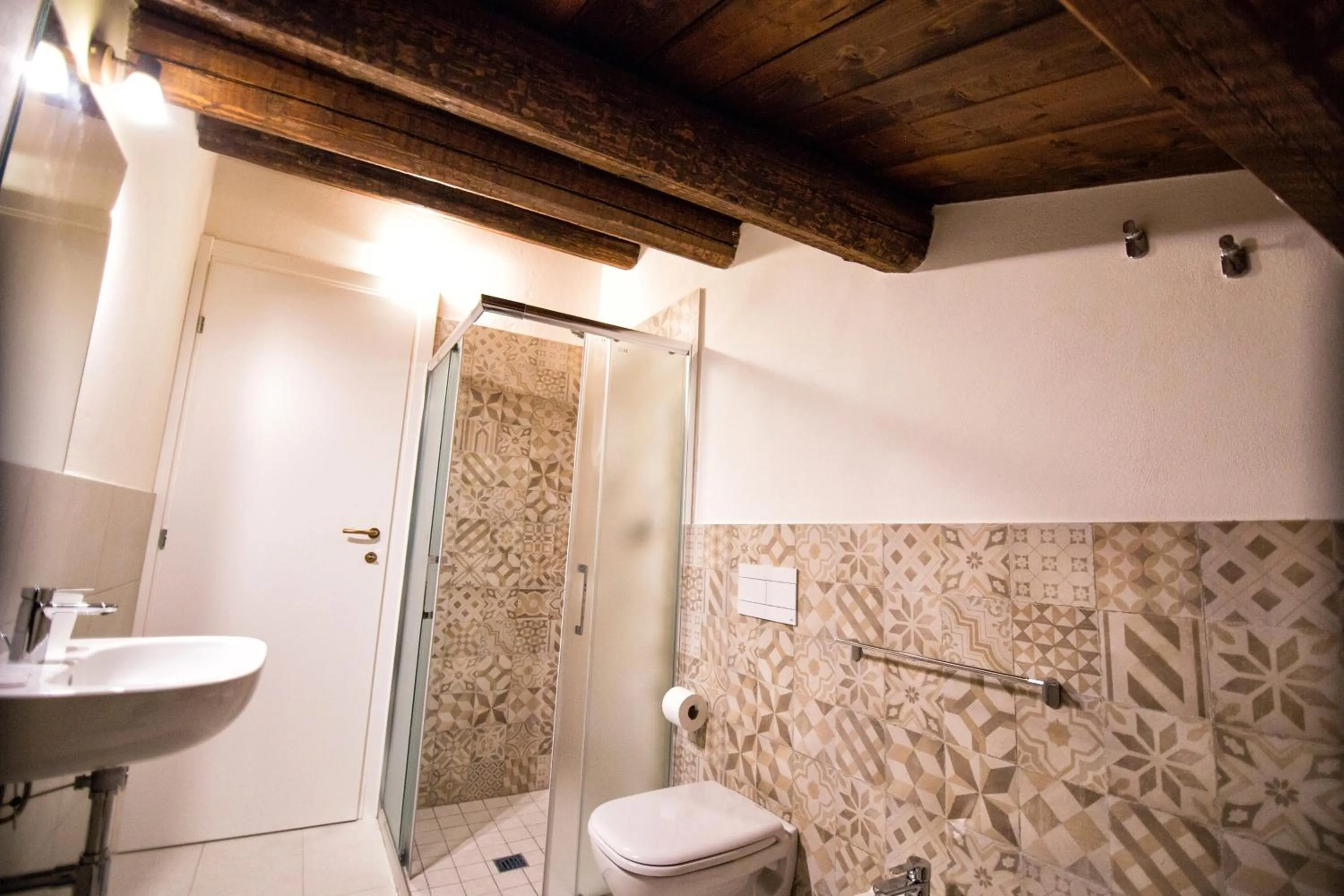 Shower in Niria