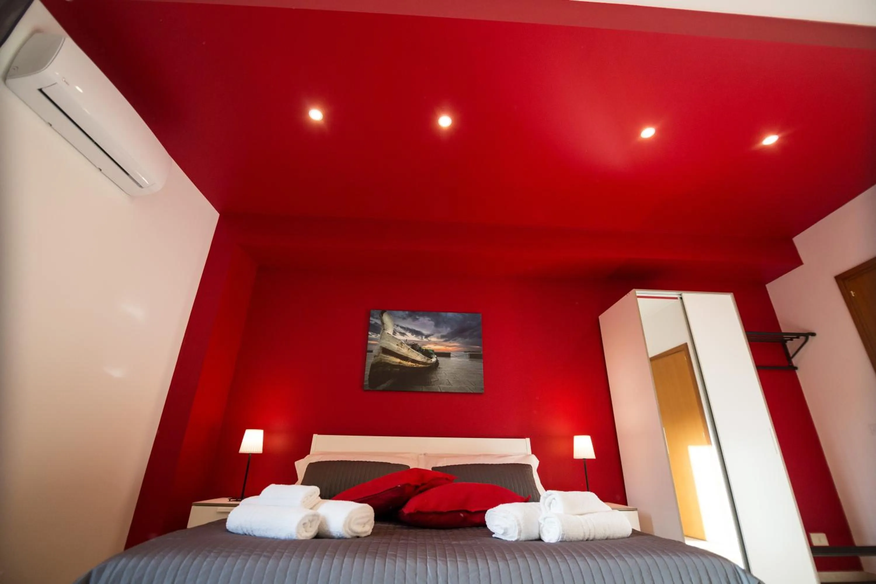 Photo of the whole room, Bed in Niria