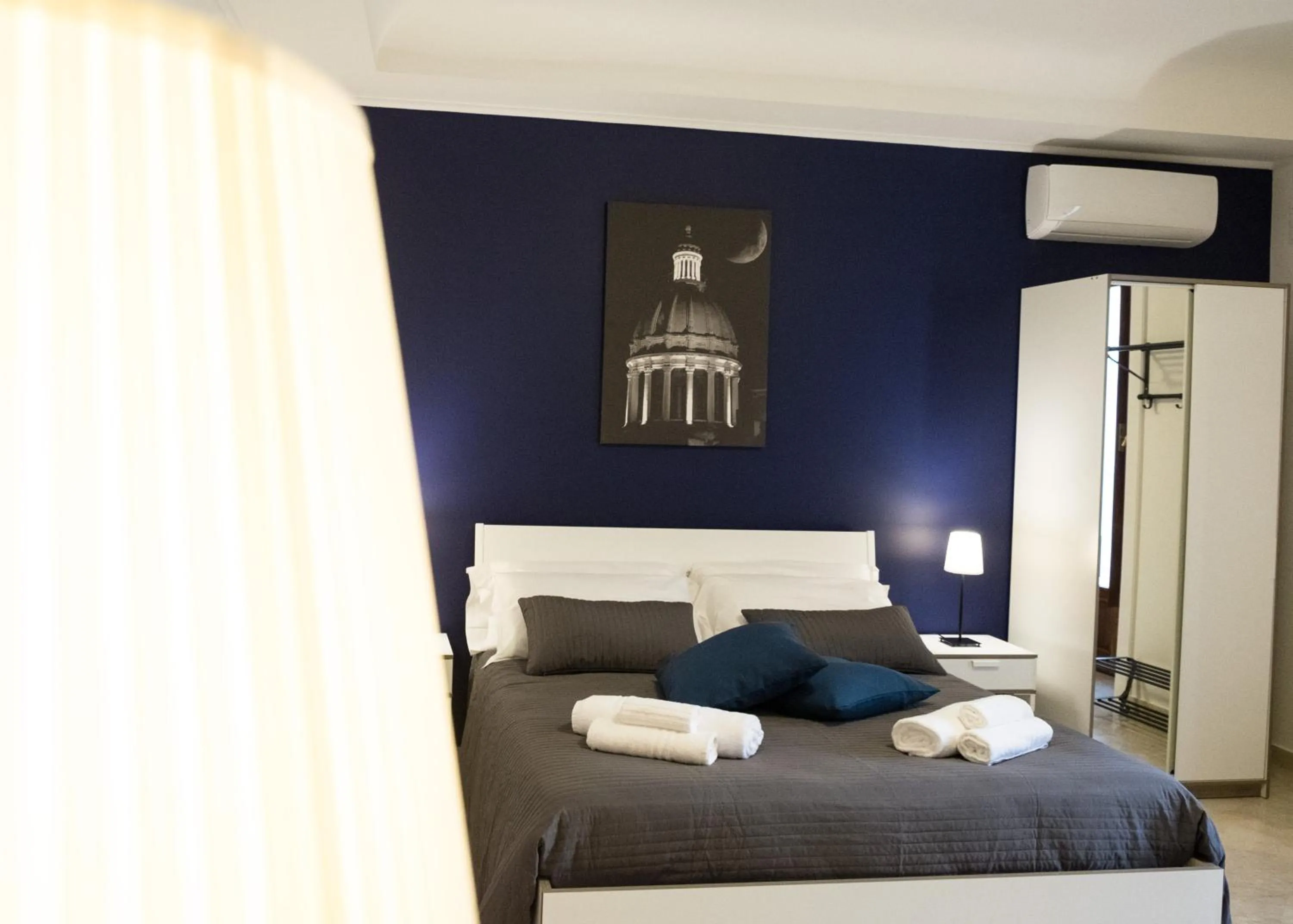 Bedroom, Bed in Niria