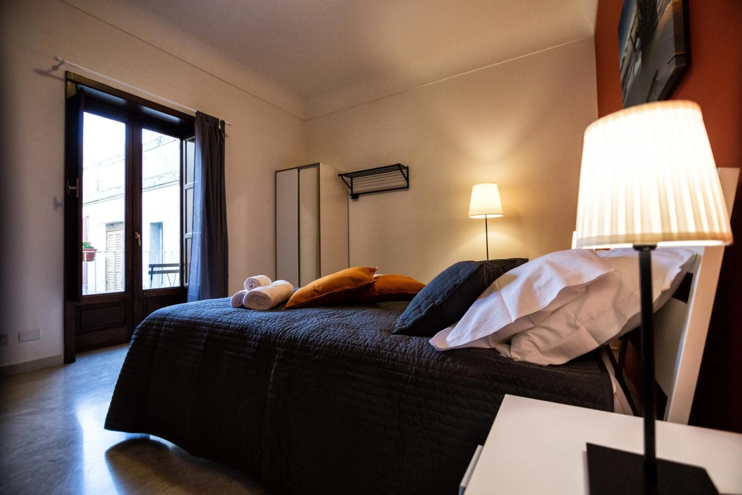 Photo of the whole room, Bed in Niria