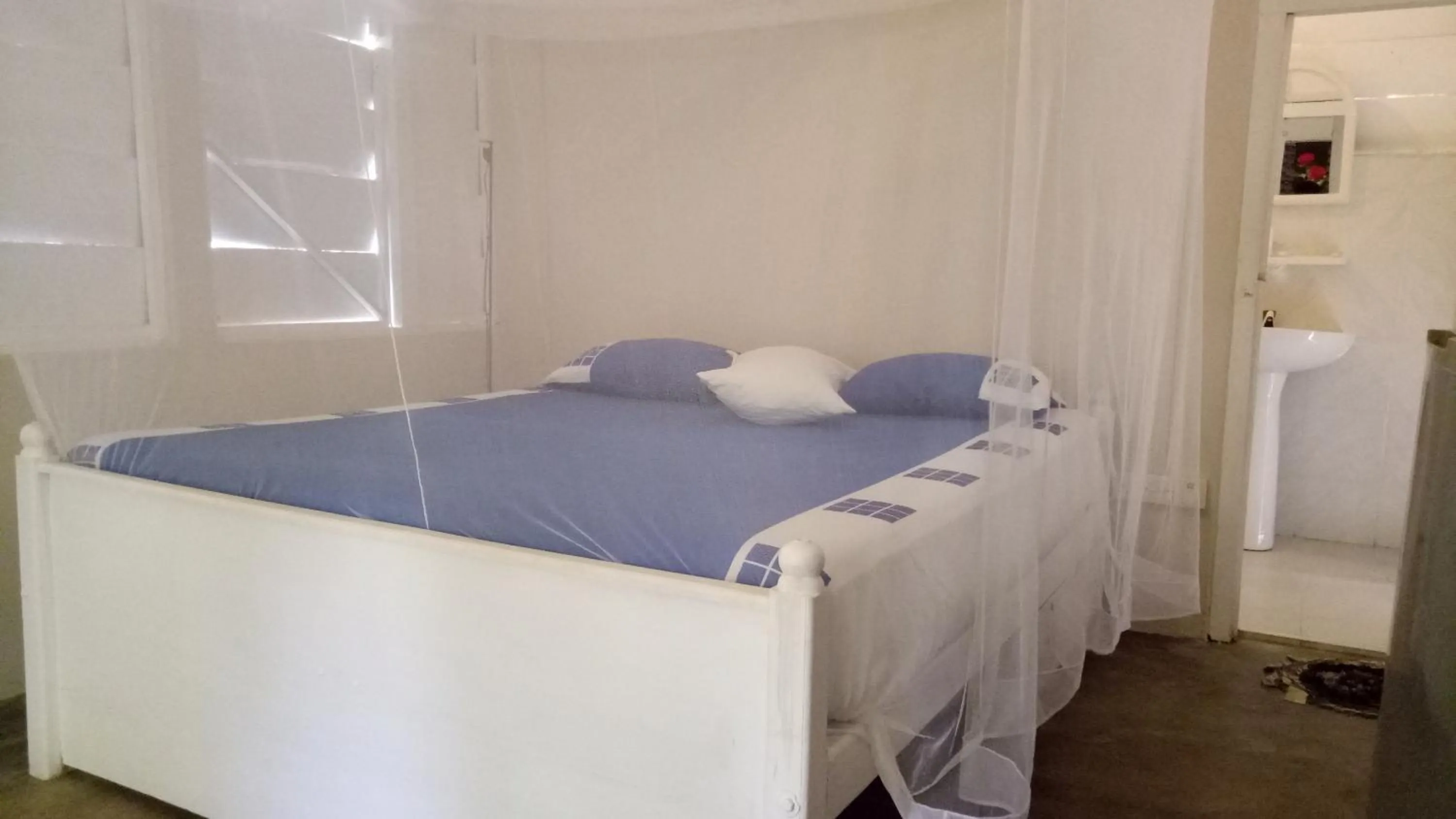 Bedroom, Bed in The Tasty Tuna Cabana