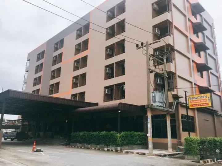 Facade/entrance in Pasawang Hotel (โรงแรมภาสว่าง) Facade/entrance in Pasawang Hotel (โรงแรมภาสว่าง)