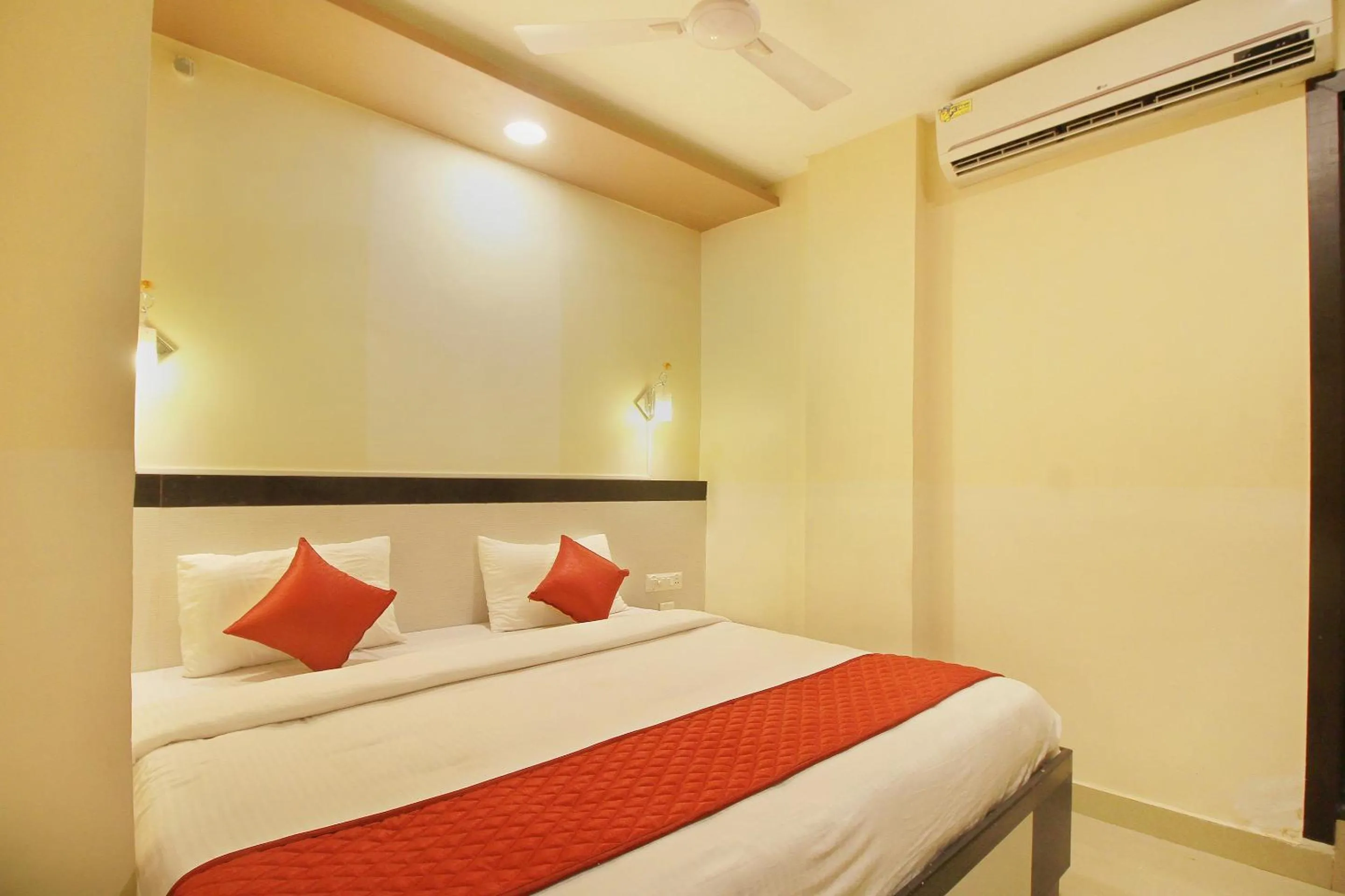 Bedroom, Bed in Capital O Rj Grand
