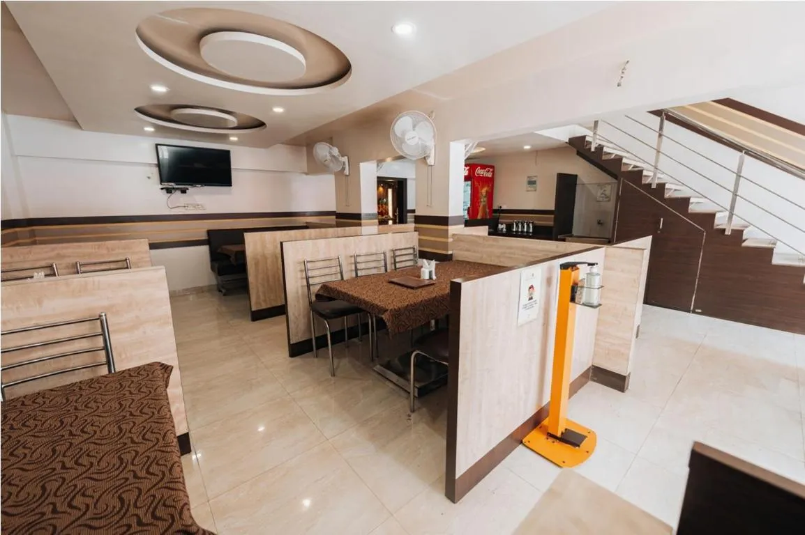 Restaurant/places to eat in Hotel Krushna Inn