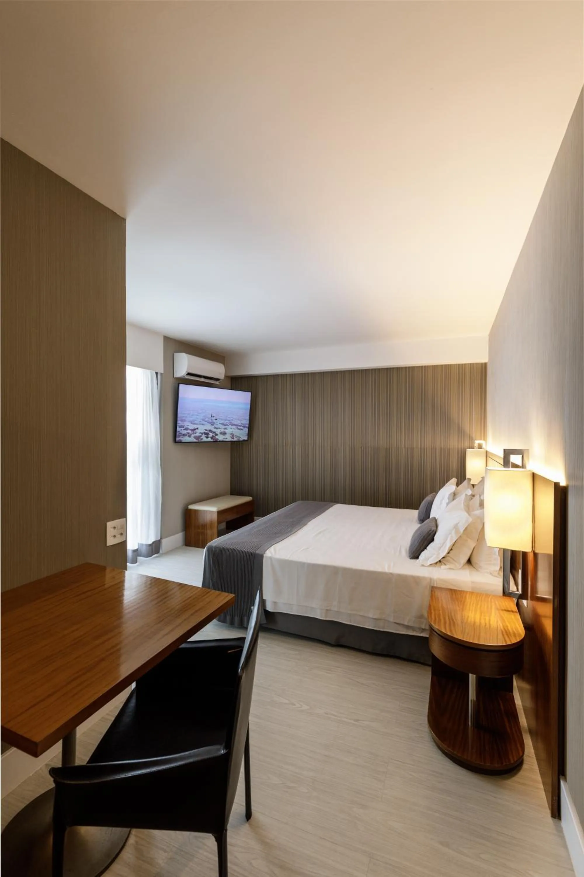 Bedroom, Bed in Promenade Palladium Leblon