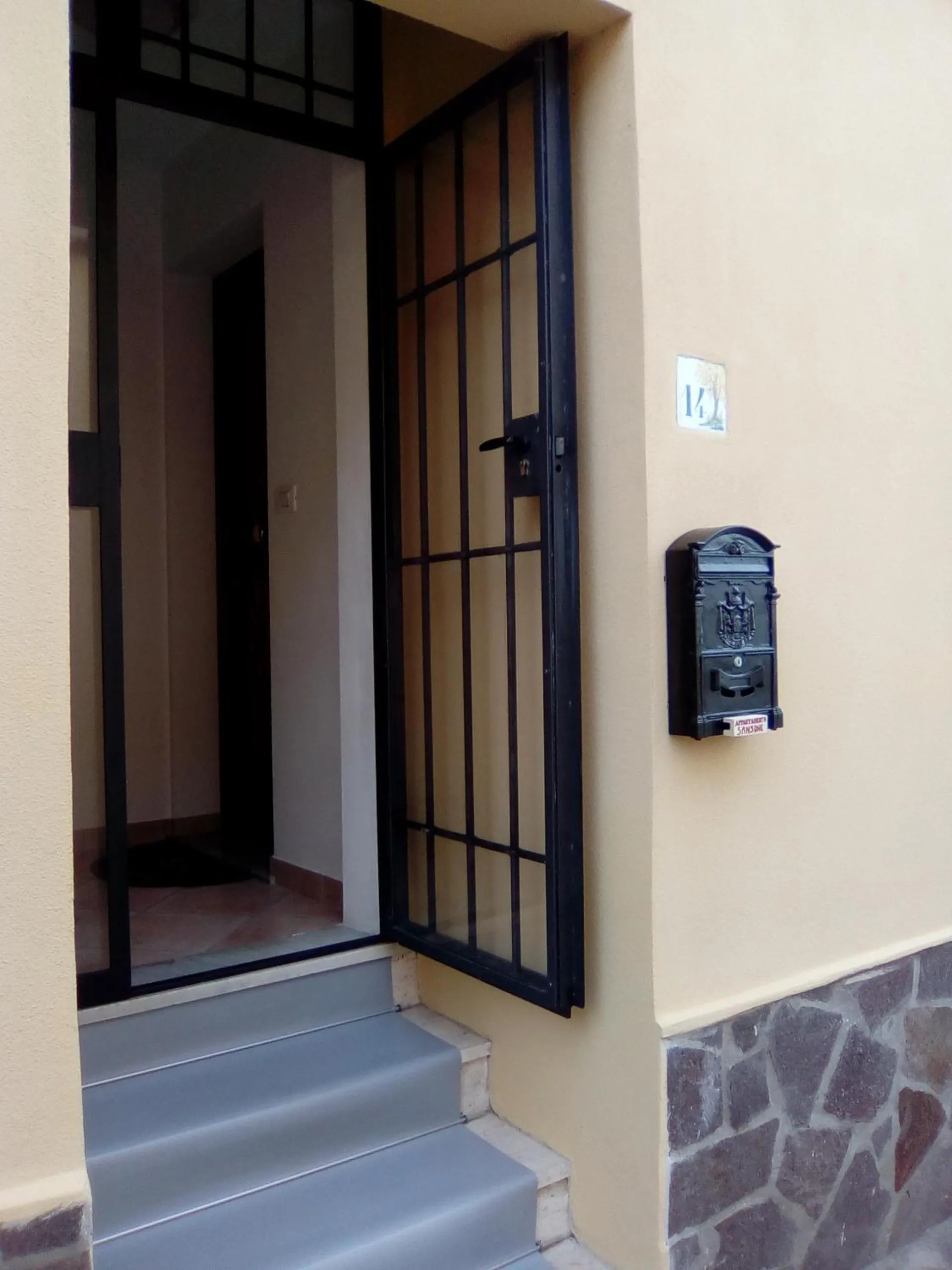 Facade/entrance in Sansone