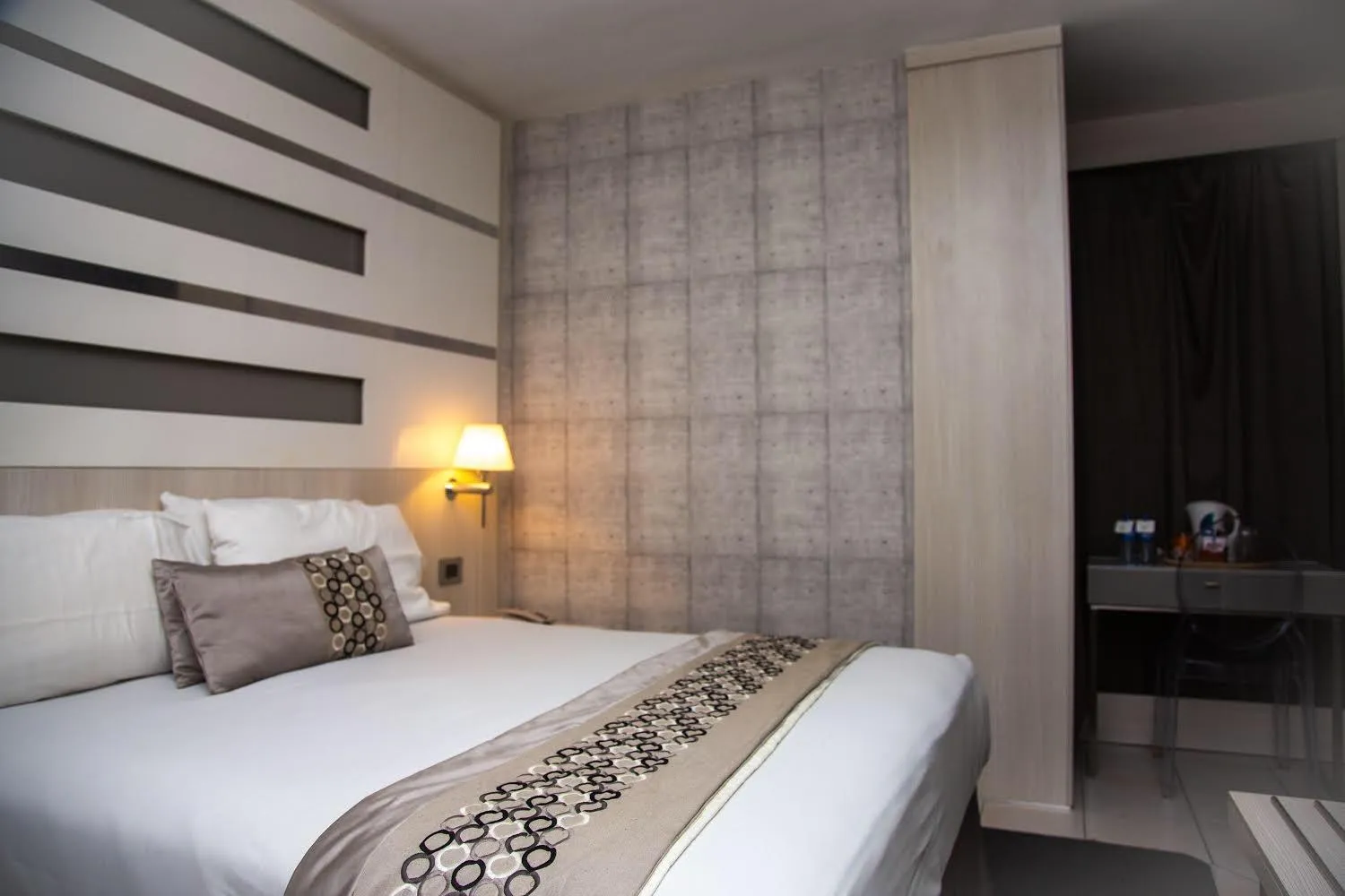 Bedroom, Bed in Hotel 2001