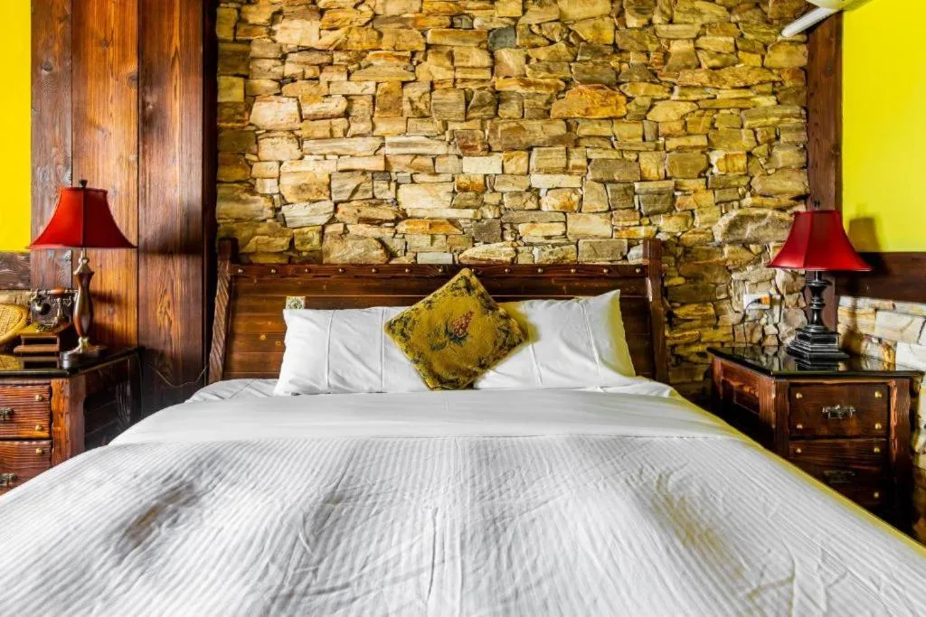 Bed in Provence Rose Lodge