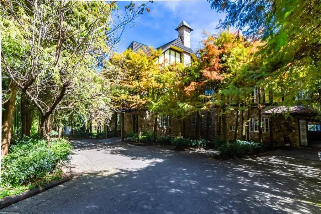 Property building in Provence Rose Lodge Property building in Provence Rose Lodge