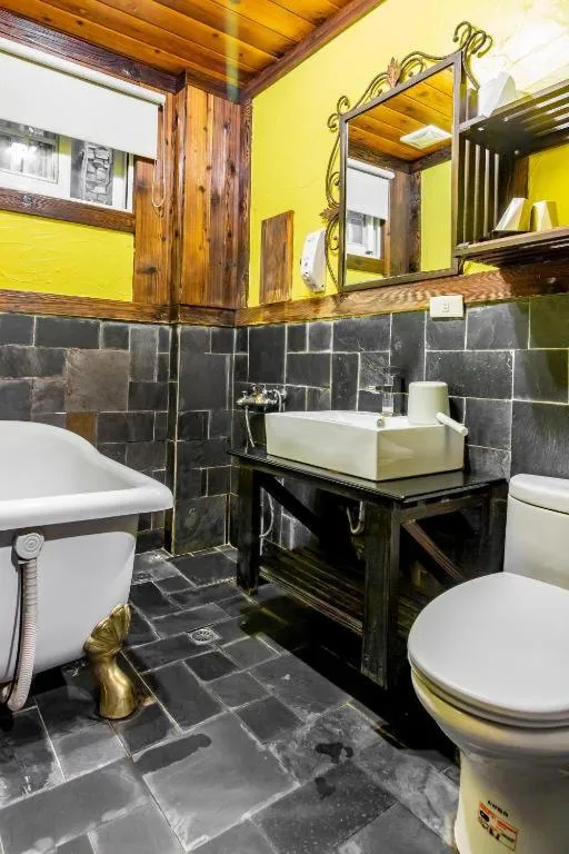 Toilet in Provence Rose Lodge