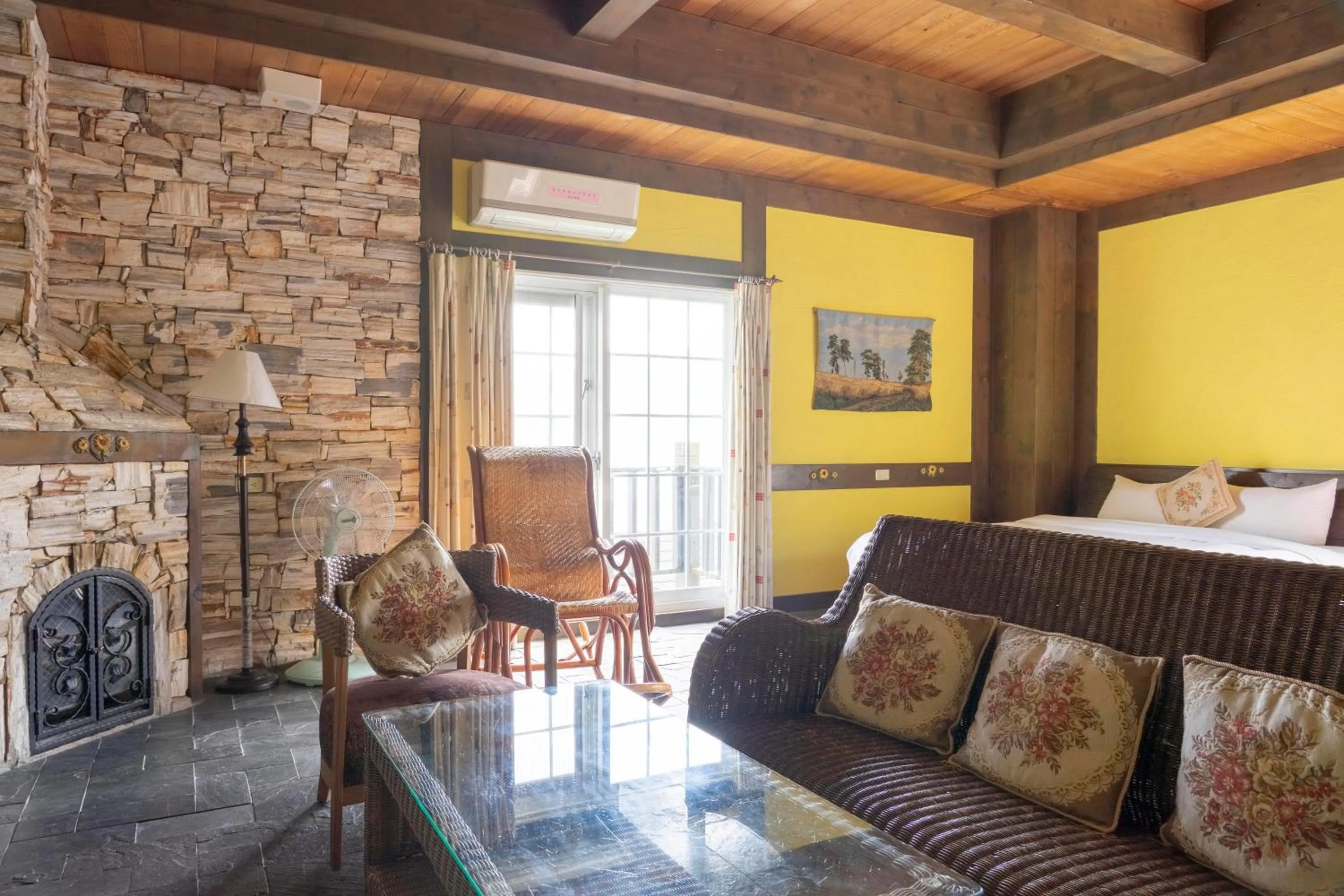 Decorative detail, Bed in Provence Rose Lodge