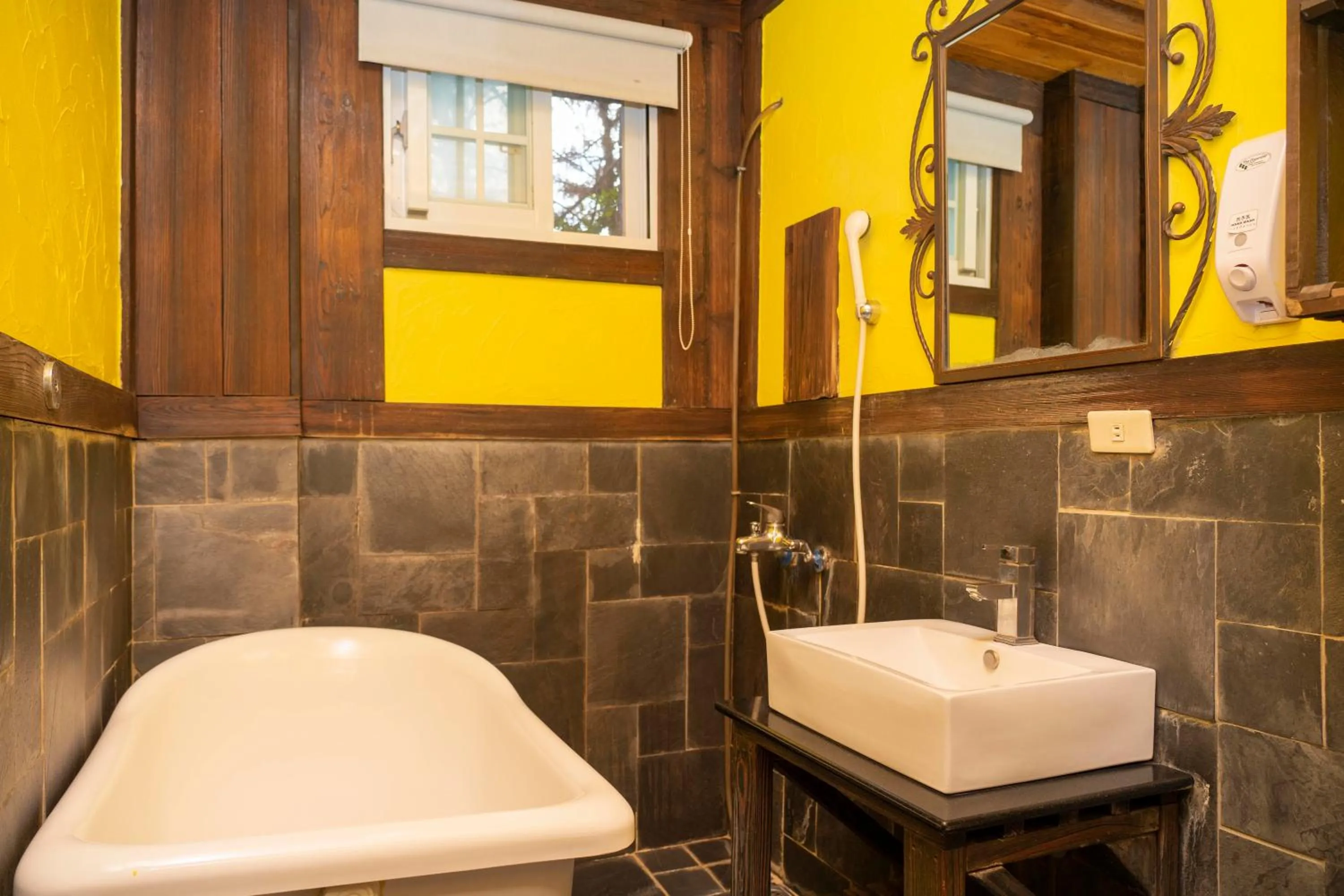 Hot Tub in Provence Rose Lodge