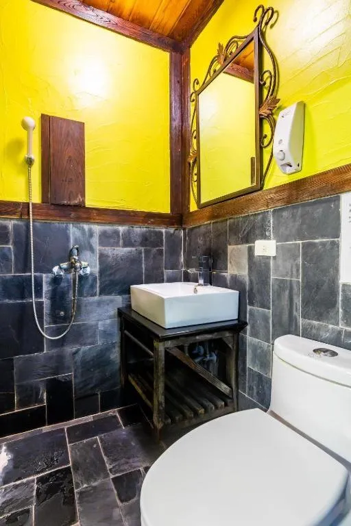 Toilet in Provence Rose Lodge