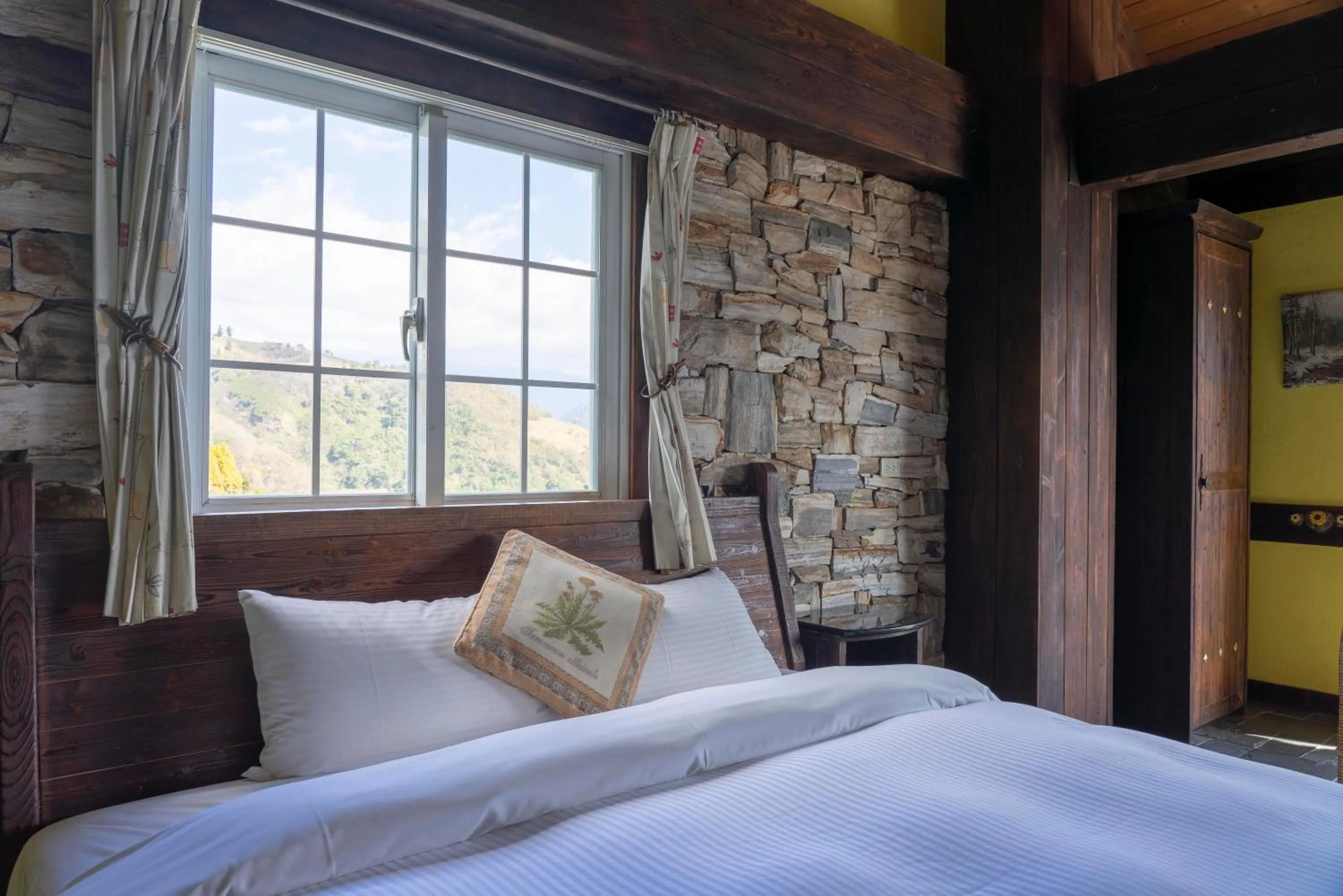 Bed in Provence Rose Lodge