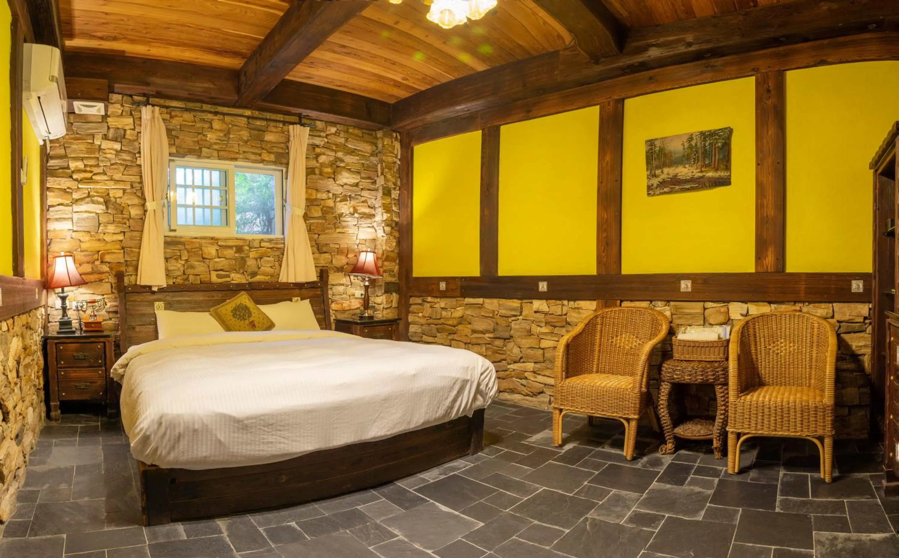 Photo of the whole room, Bed in Provence Rose Lodge