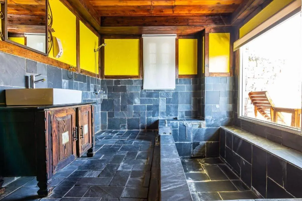 Bath in Provence Rose Lodge