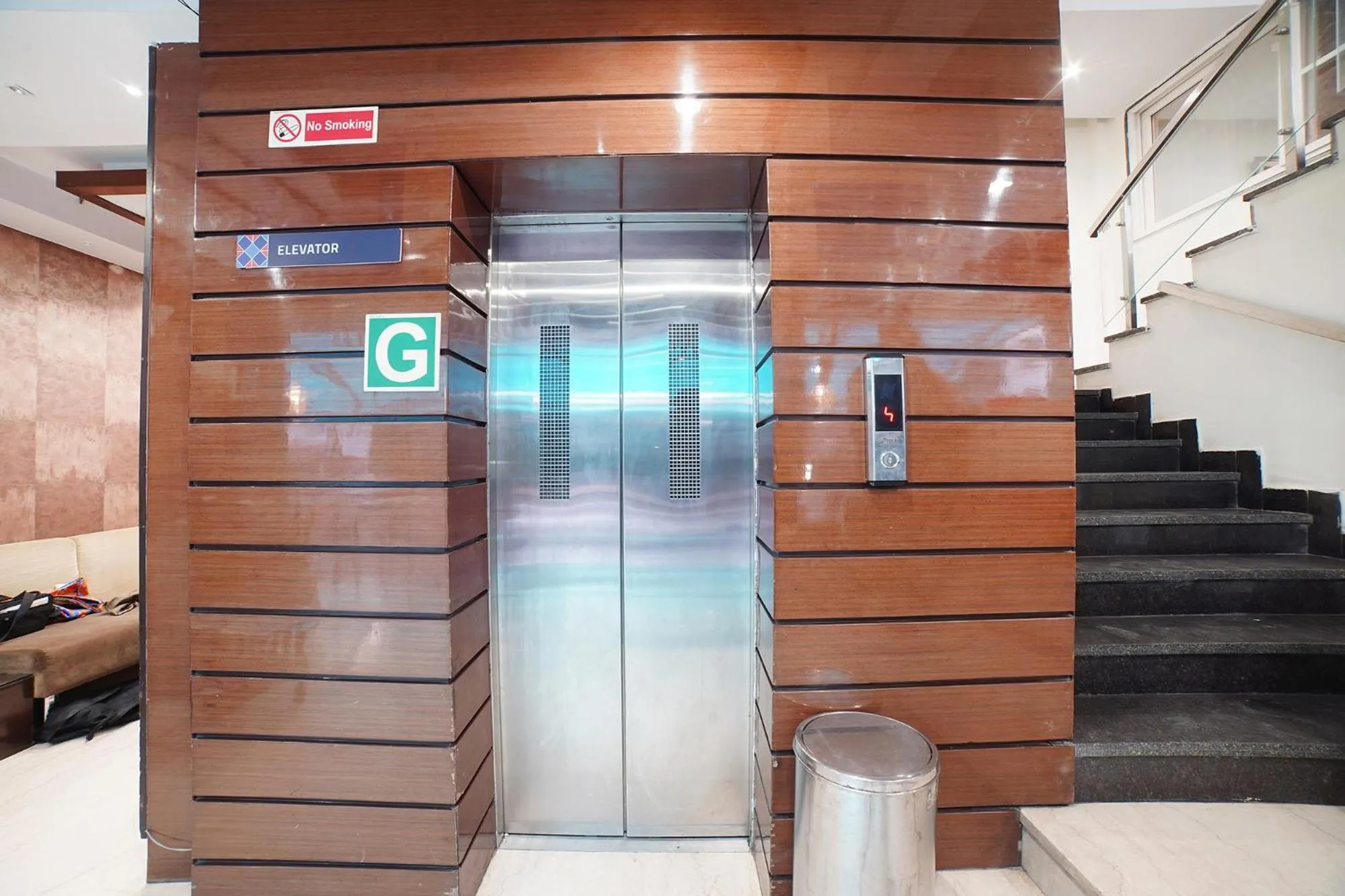 Lobby or reception in FabHotel Johri Regency